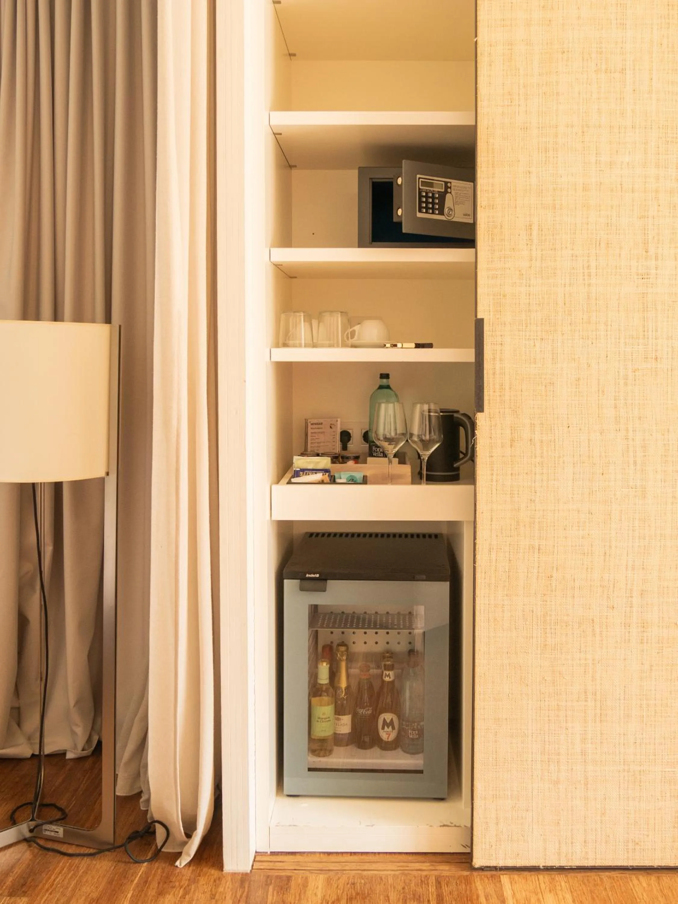 minibar in Hostal Empúries