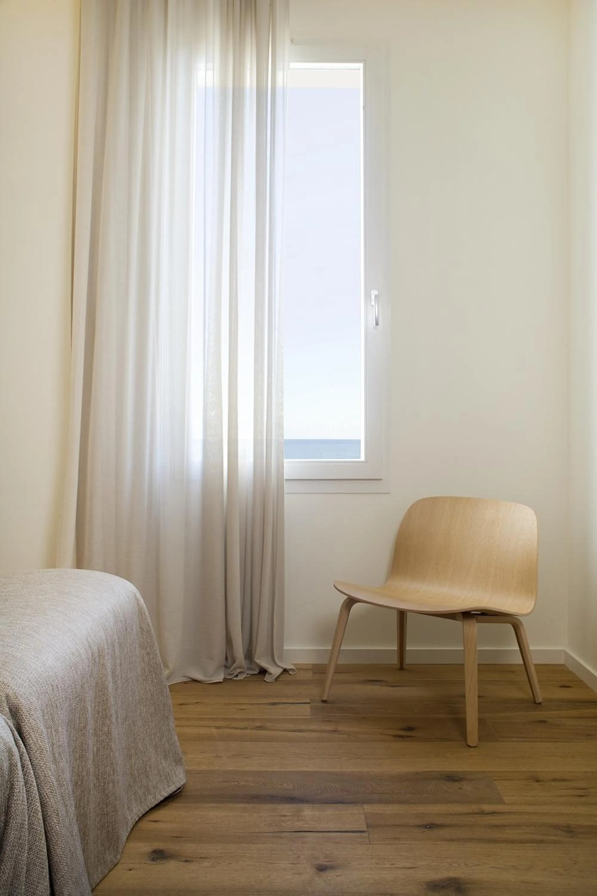 Photo of the whole room in Hostal Empúries