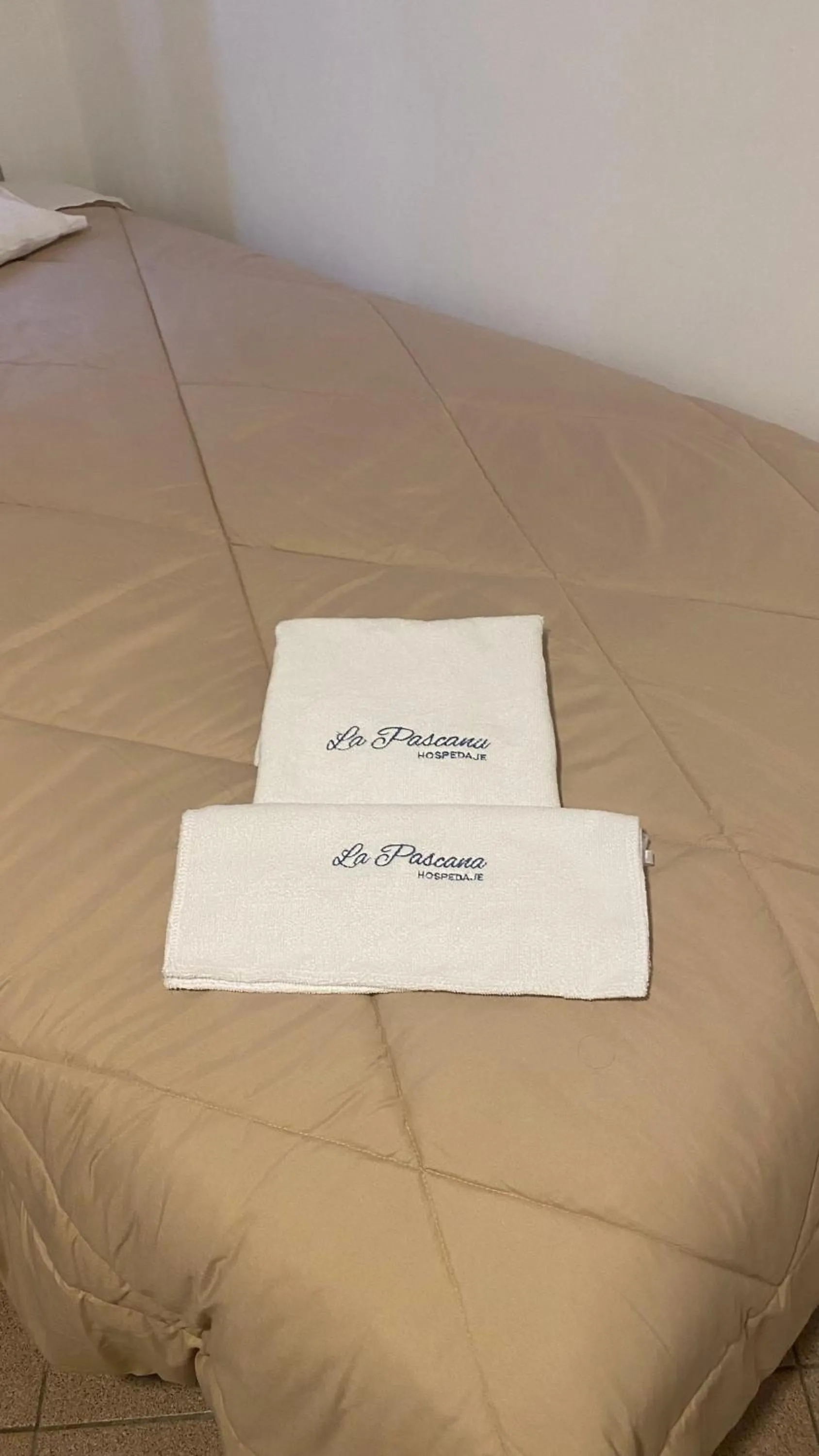 towels, Bed in La Pascana Hospedaje