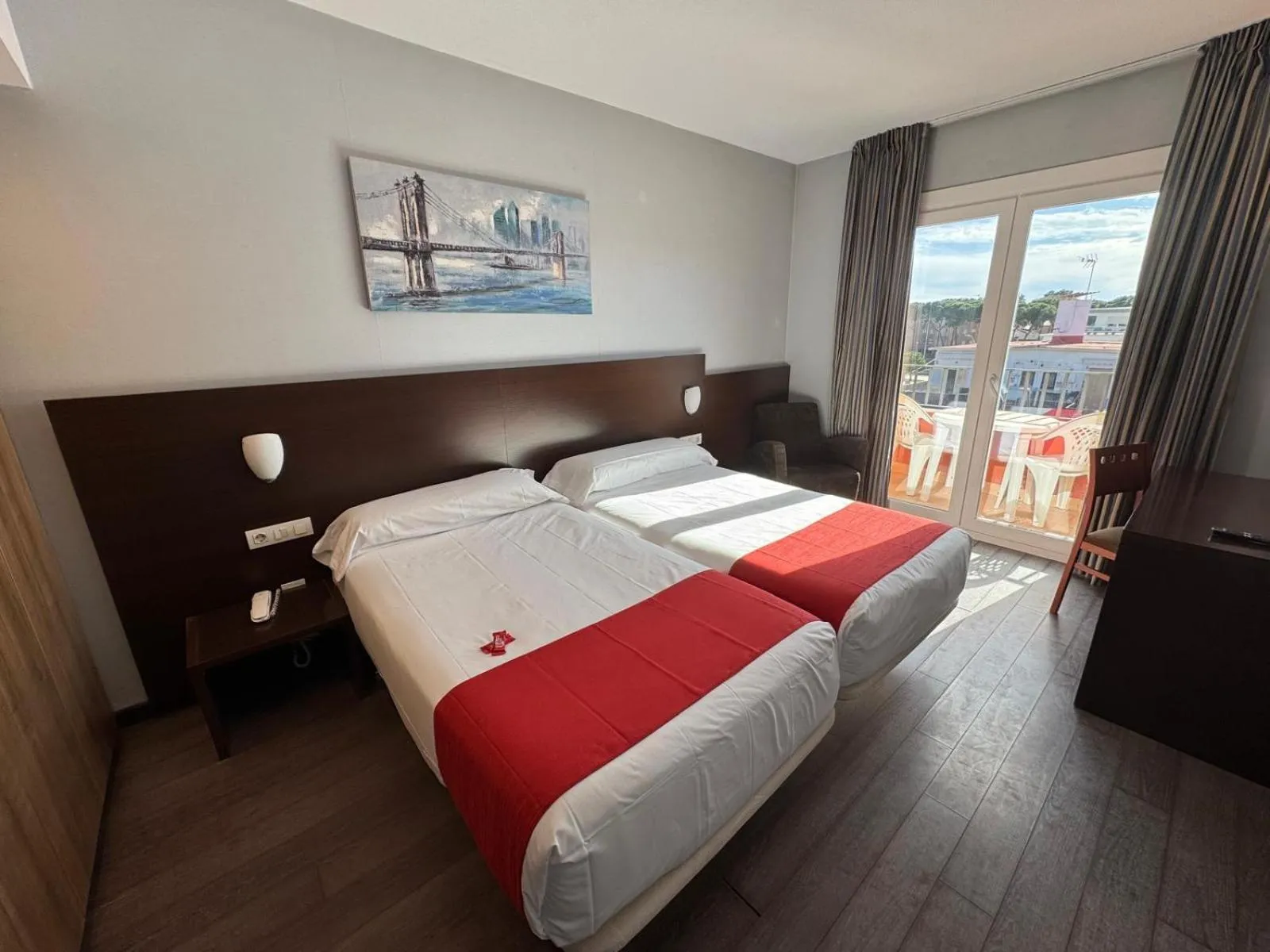 Text overlay, Bed in Hotel Canal Olímpic