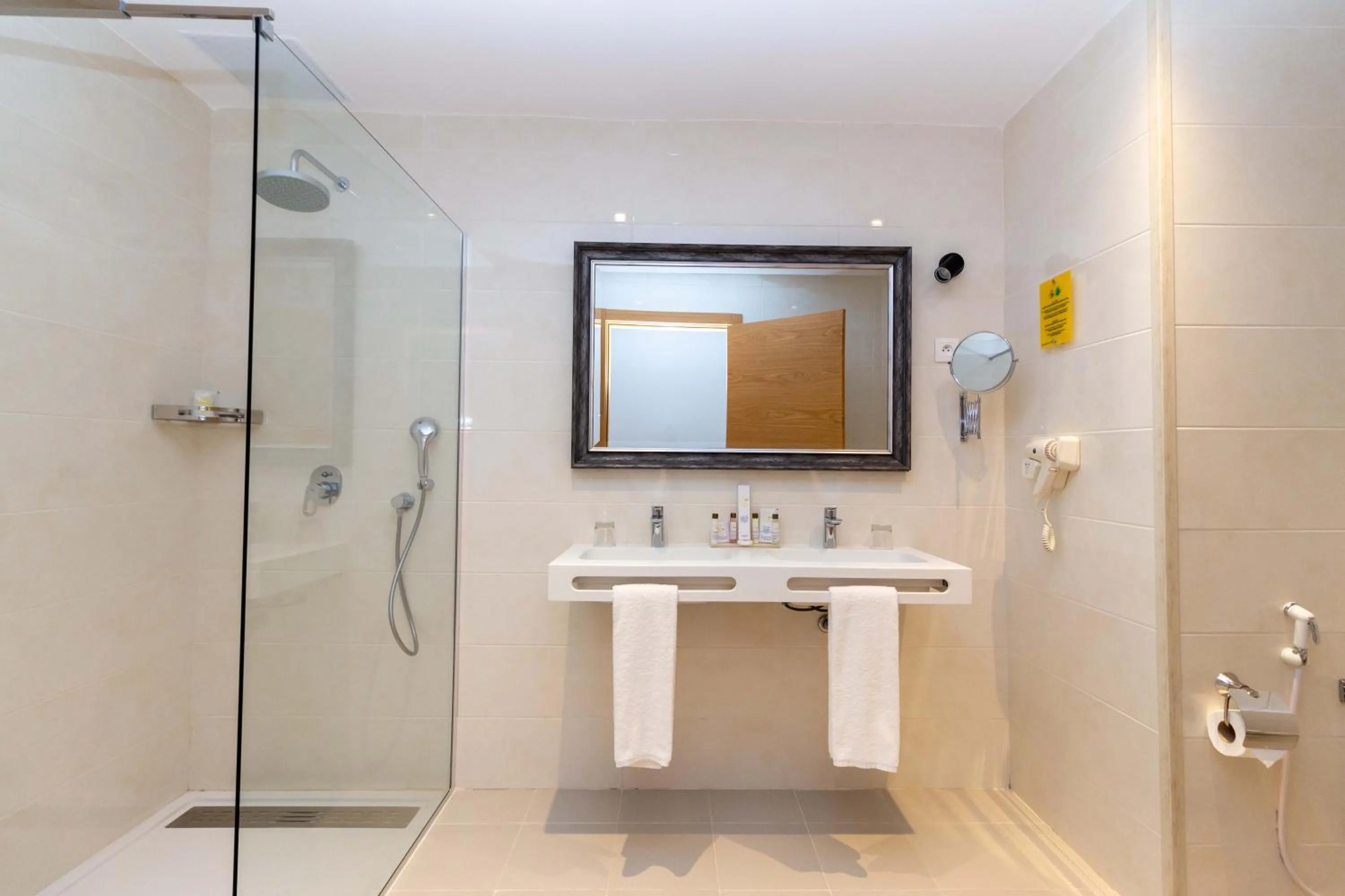 Shower in Golden Tulip Opera Alger