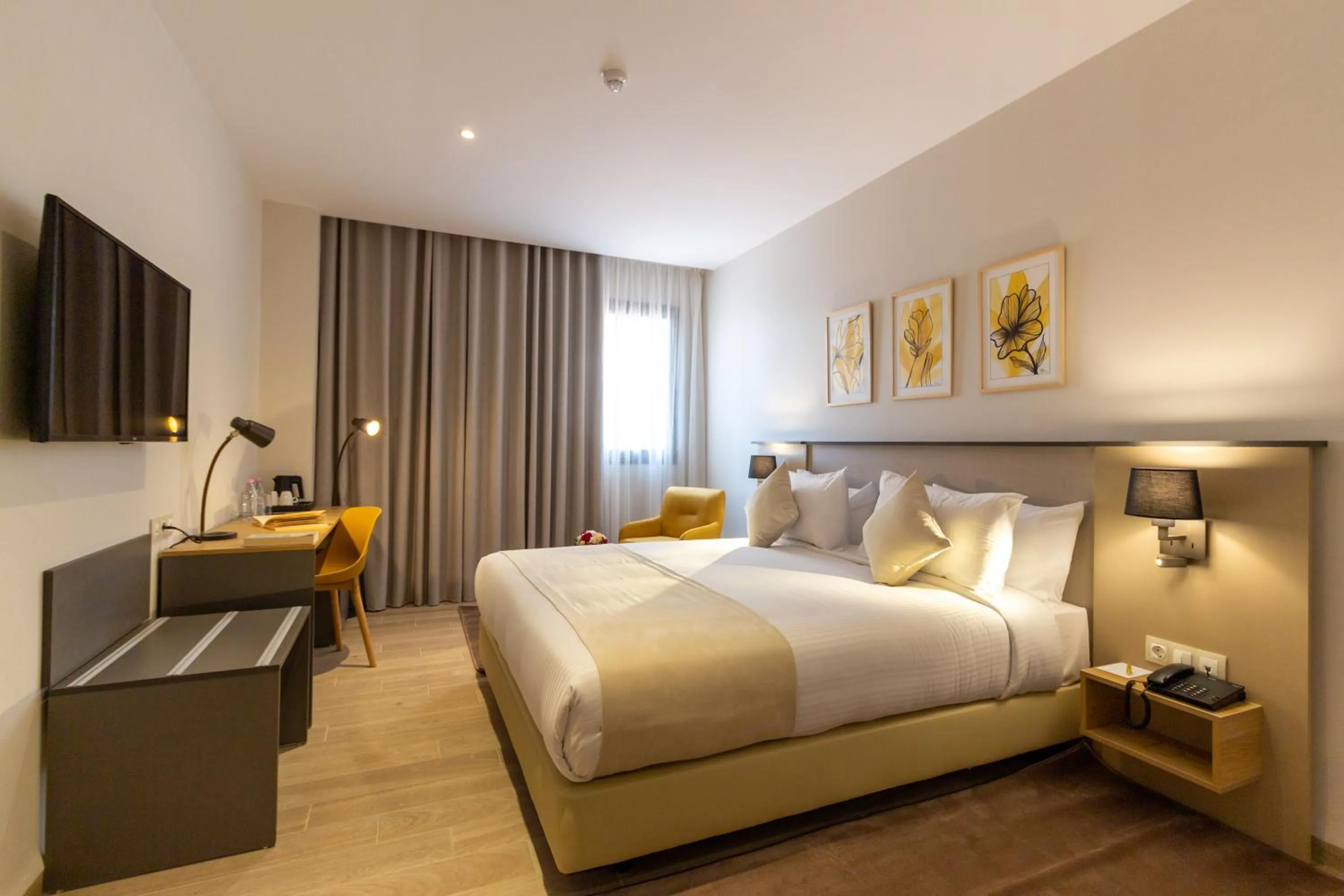 Communal lounge/ TV room, Bed in Golden Tulip Opera Alger