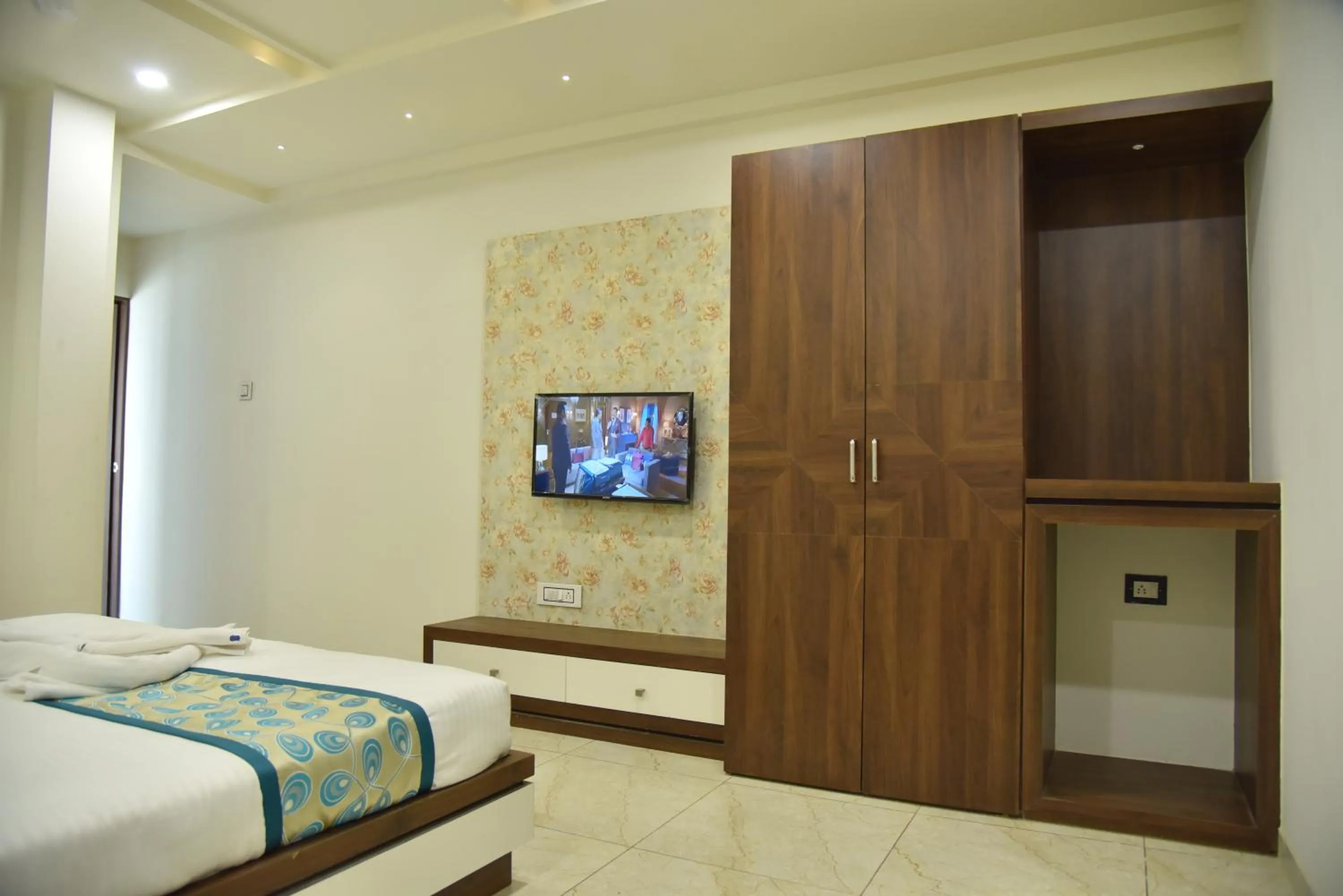 TV and multimedia, Bed in Hotel Savera Inn