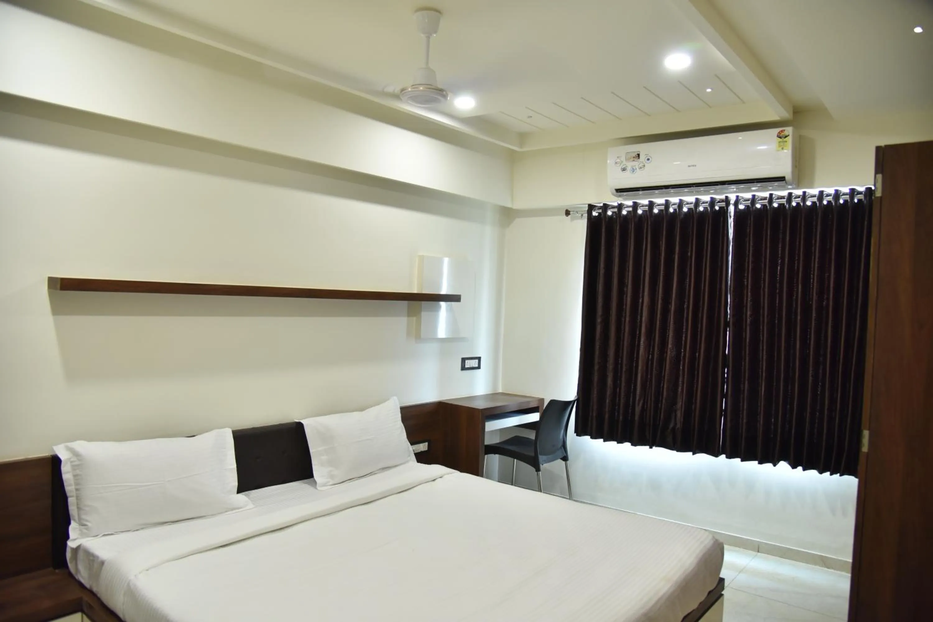 Bed in Hotel Savera Inn