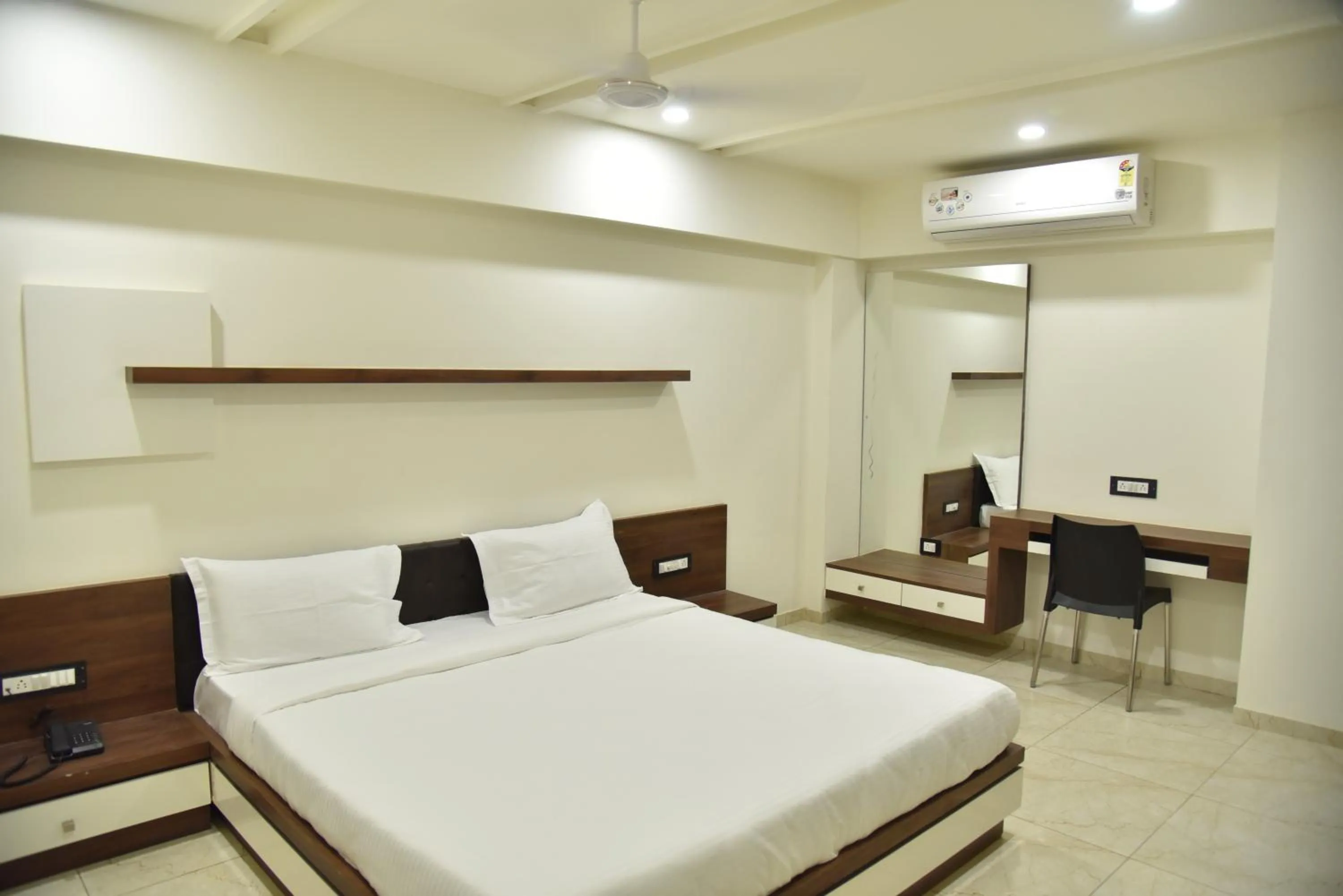 Restaurant/places to eat, Bed in Hotel Savera Inn