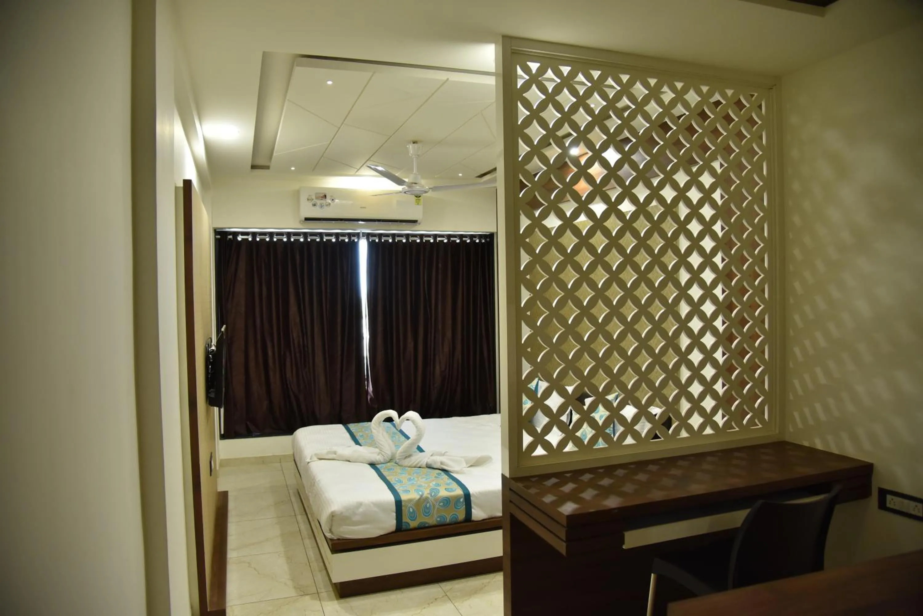 Bed in Hotel Savera Inn