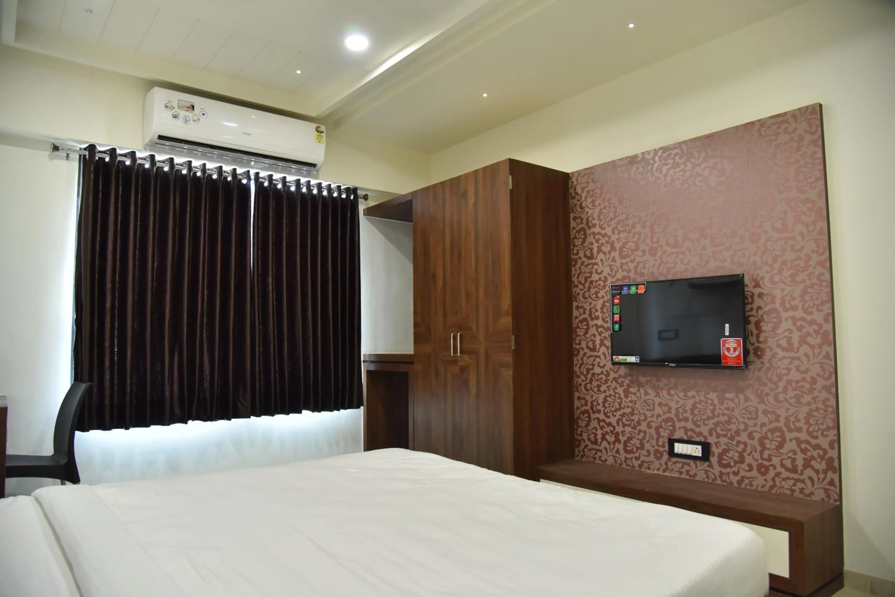 Communal lounge/ TV room, Bed in Hotel Savera Inn