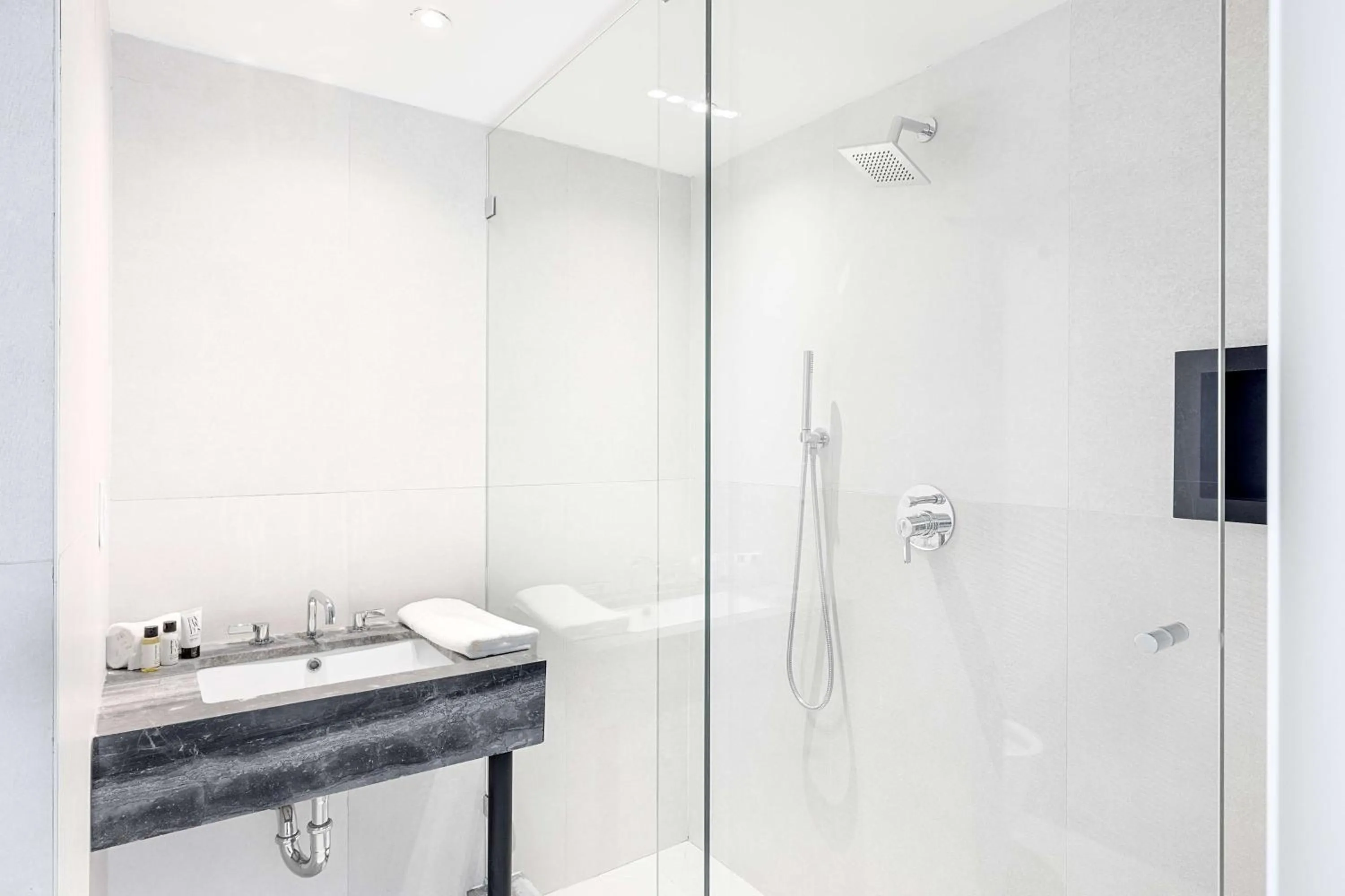 TV and multimedia in Nova Hotel Brooklyn