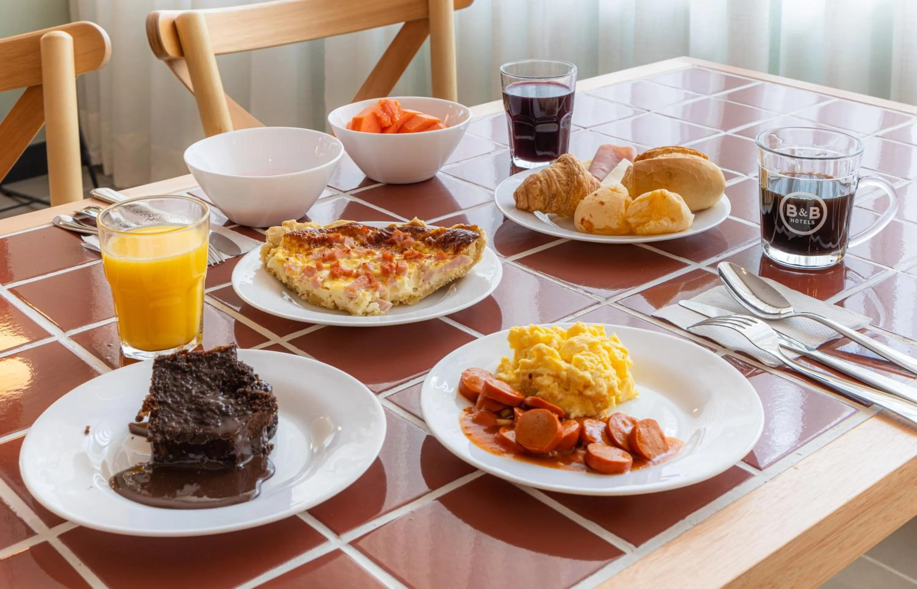 Buffet breakfast in B&B HOTEL Santos Dumont