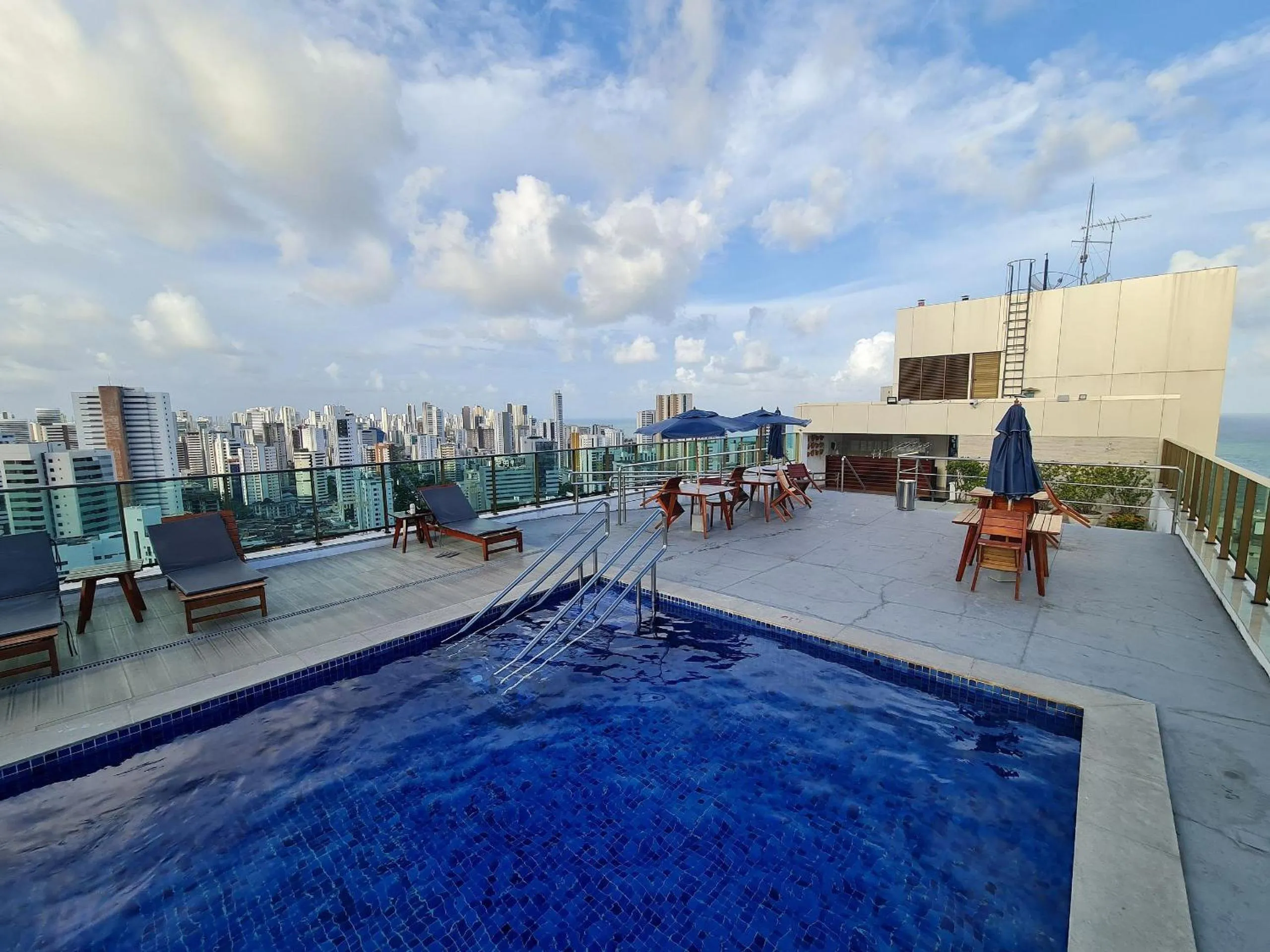 Swimming pool in Confortável Flat em Boa Viagem com vista