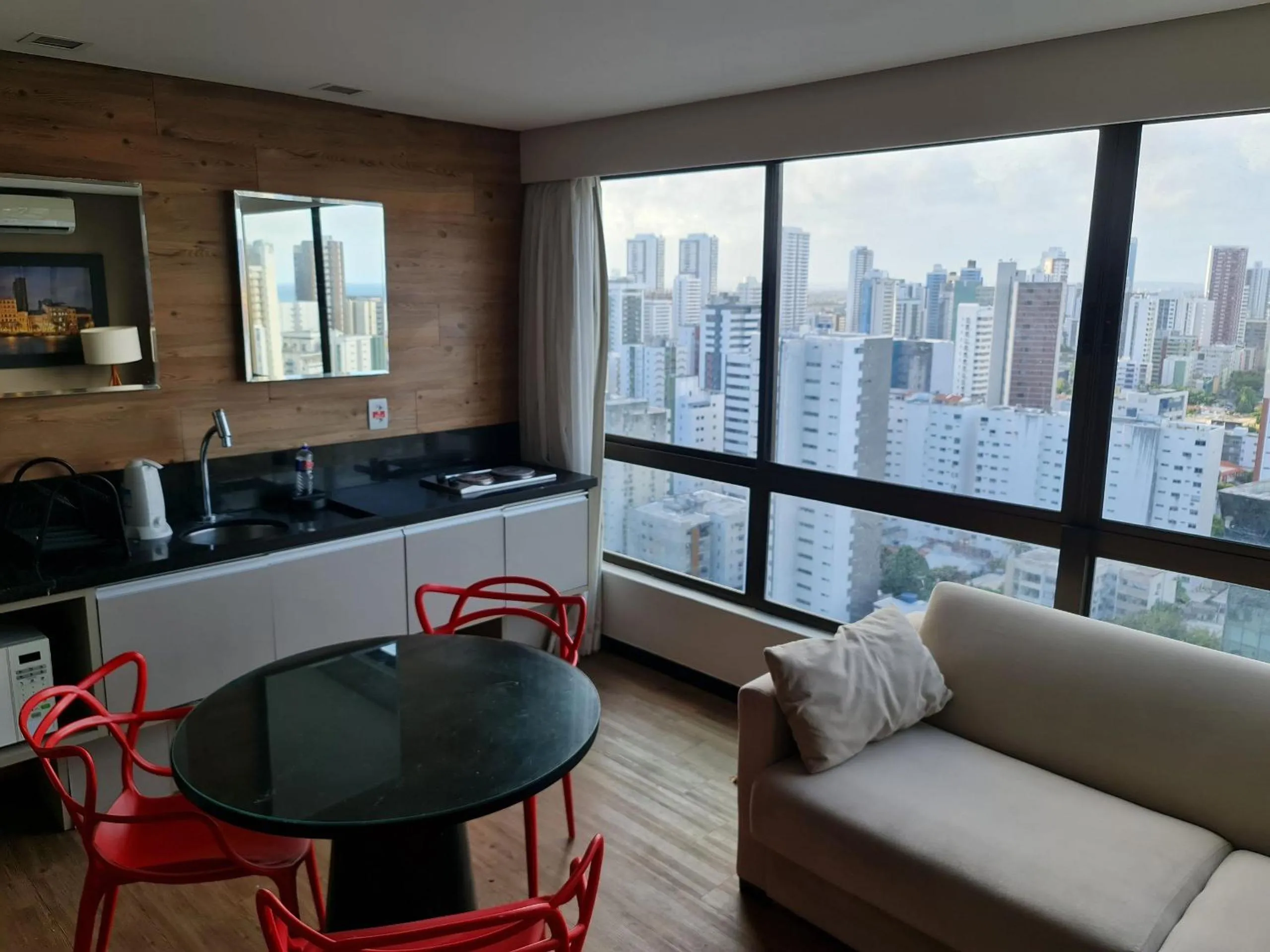 Kitchen or kitchenette in Confortável Flat em Boa Viagem com vista