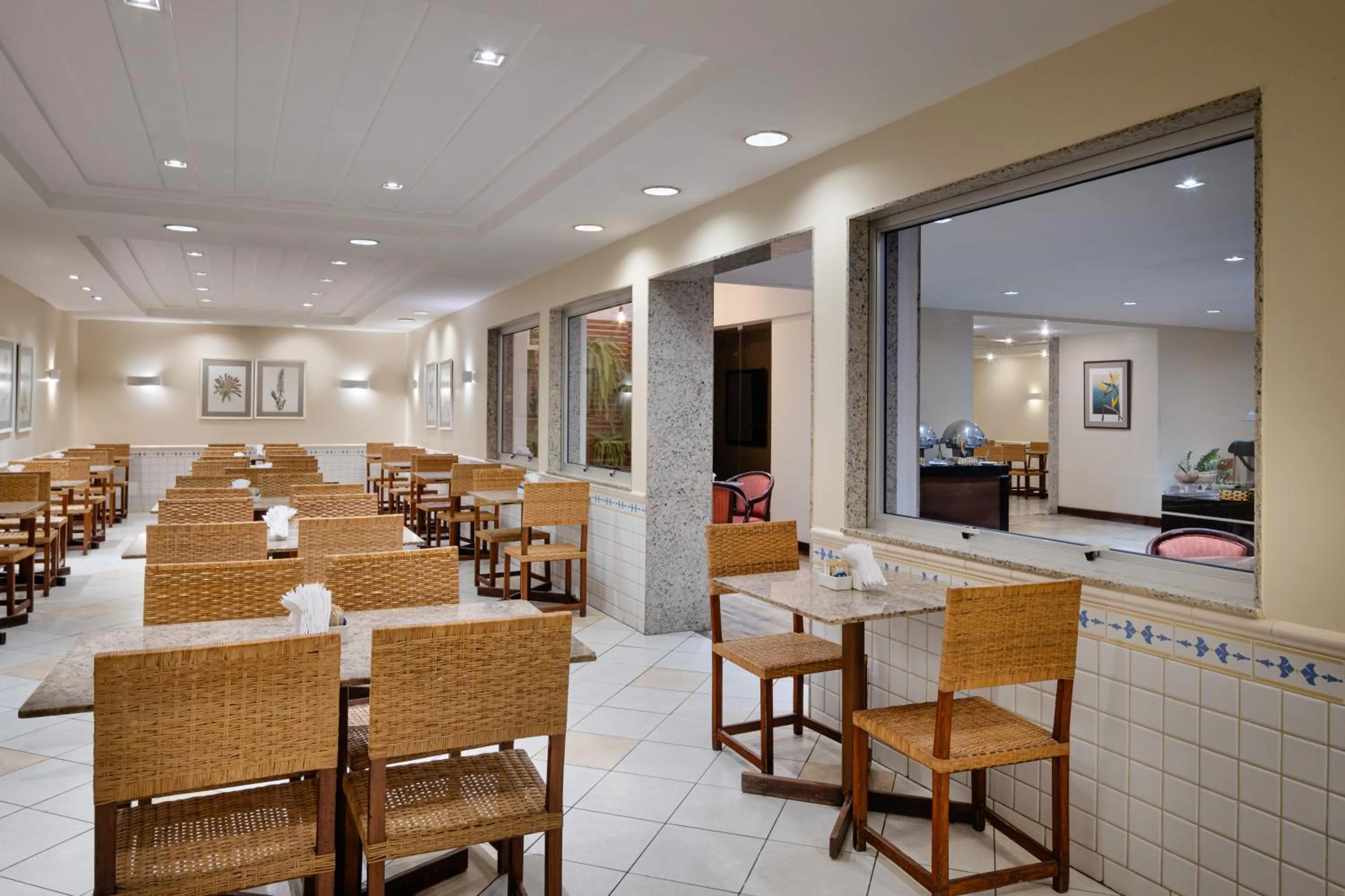 Restaurant/places to eat in Savoy Othon Lite