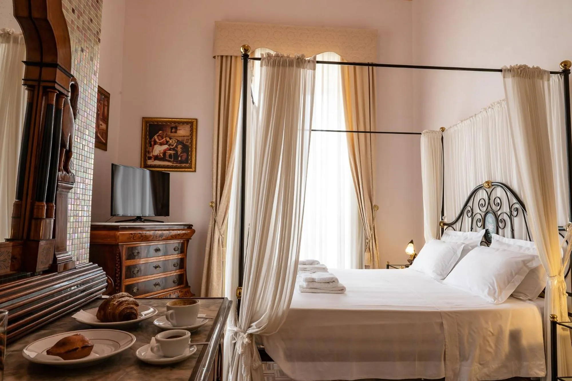 Bed in Personè Palace - by Symphonya Luxury