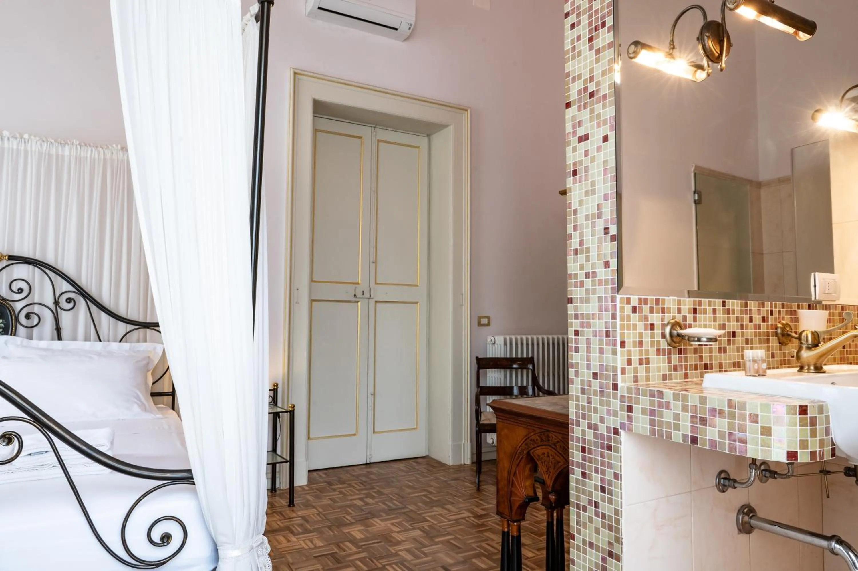 Bed, Bathroom in Personè Palace - by Symphonya Luxury