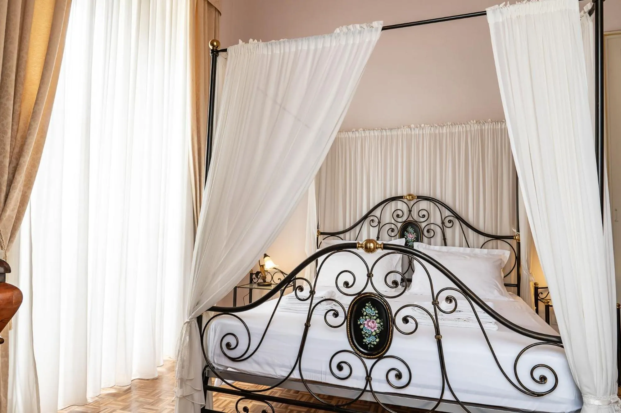 Bed in Personè Palace - by Symphonya Luxury