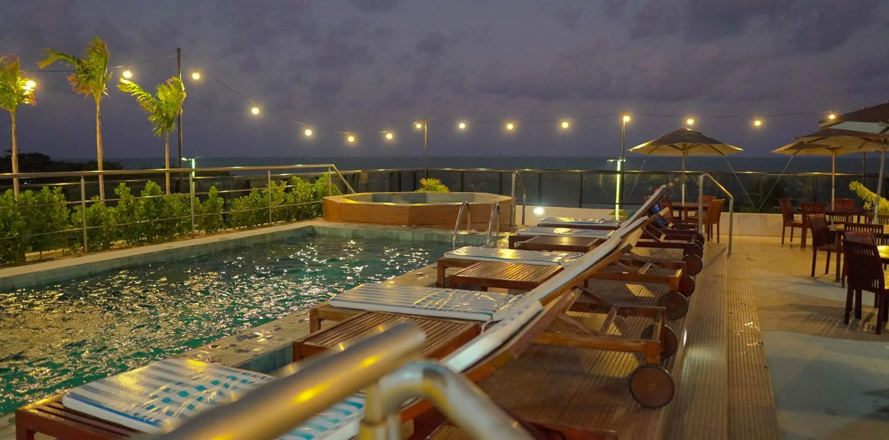 Swimming pool in Atlântico Praia Hotel