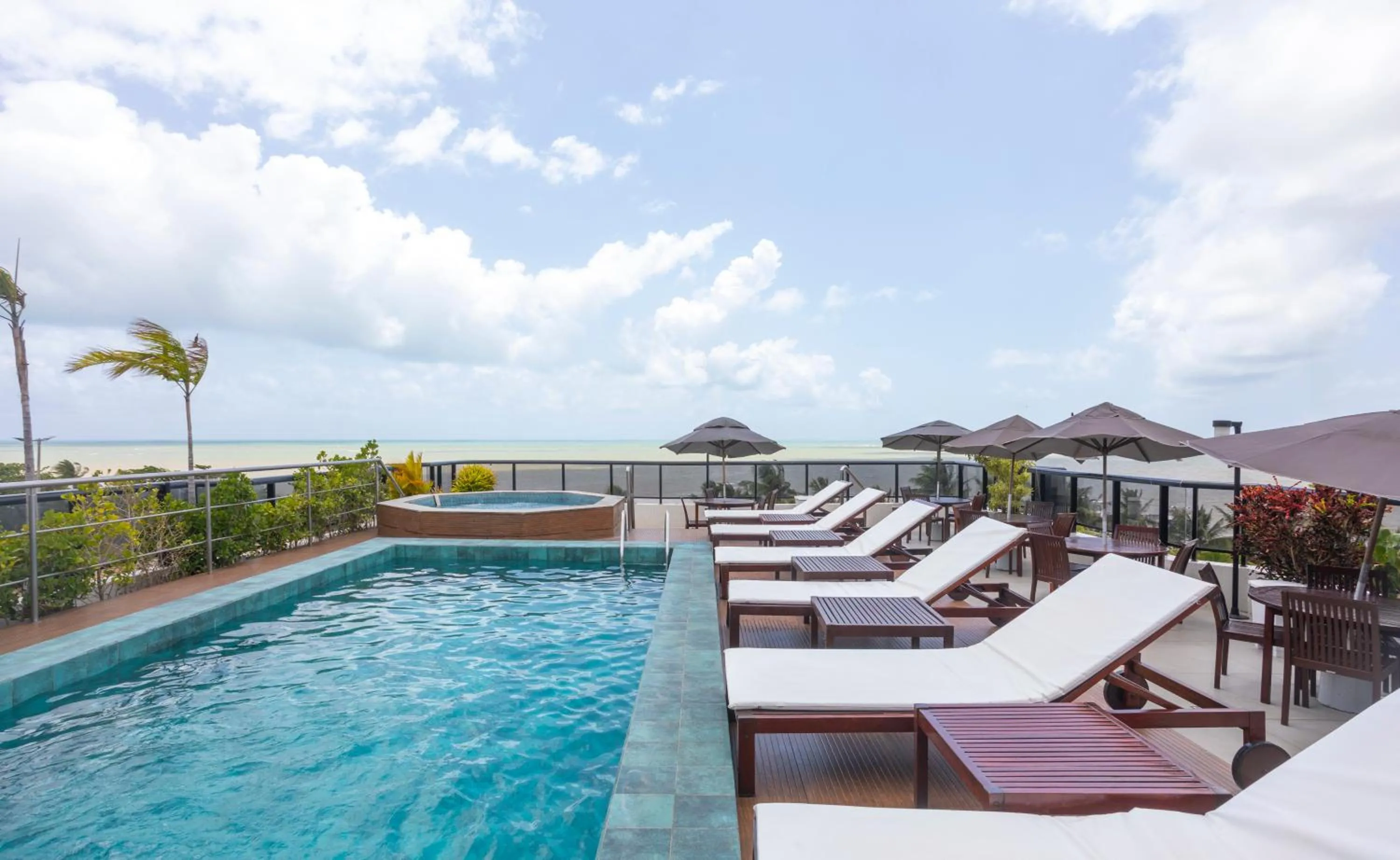 Swimming pool in Atlântico Praia Hotel