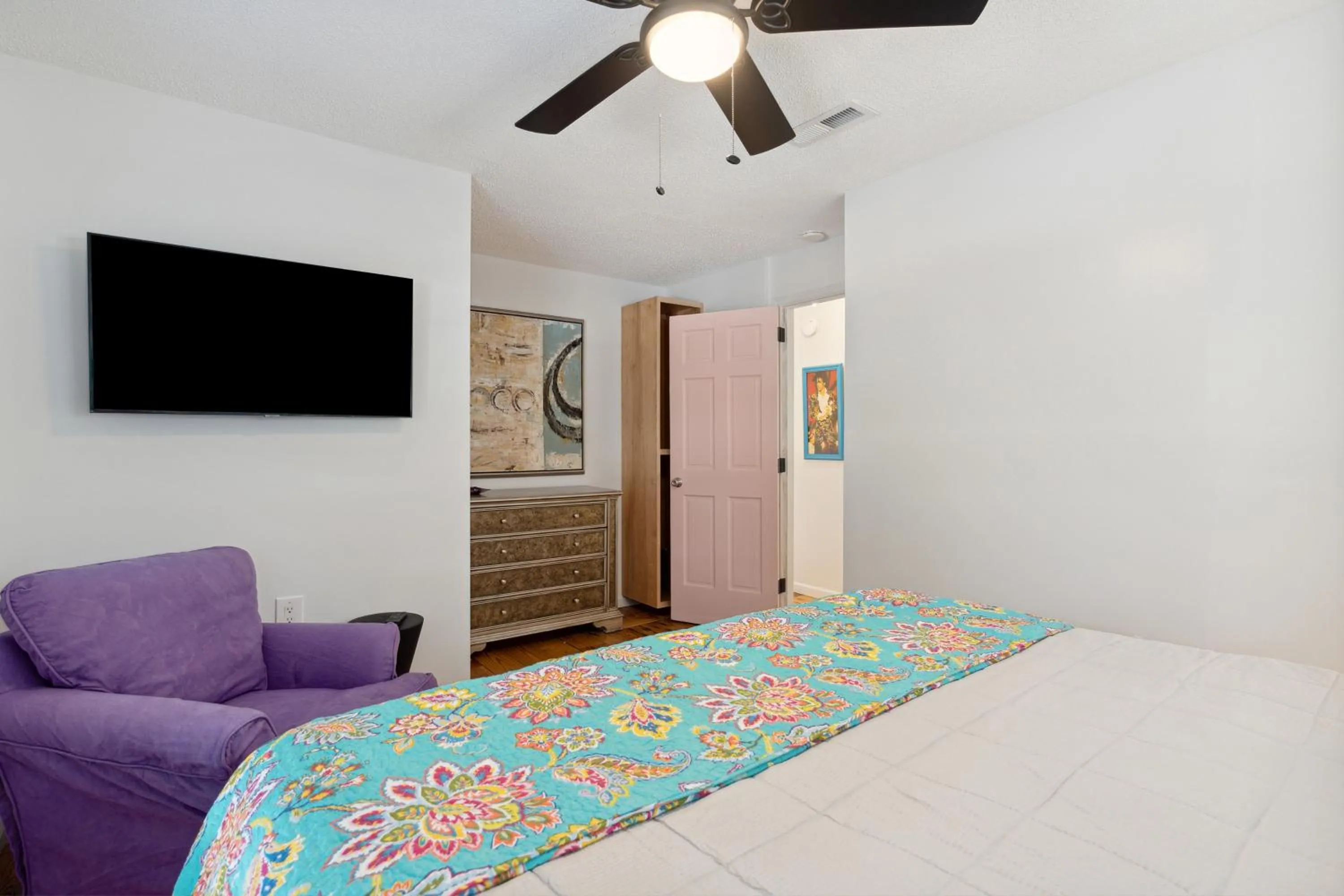 Bed in Folly Vacation Vintage Cottage 317 East