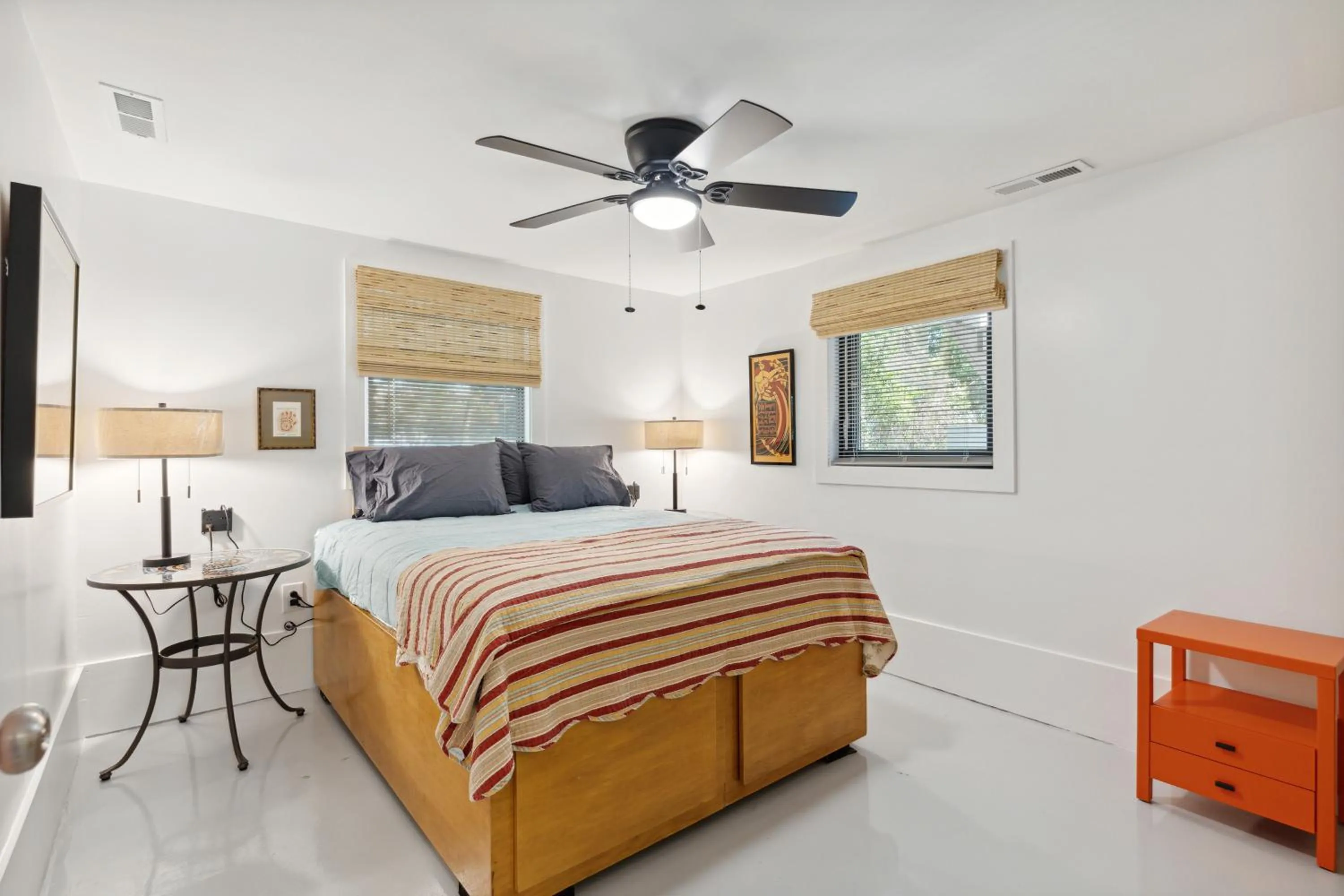 Bed in Folly Vacation Vintage Cottage 317 East