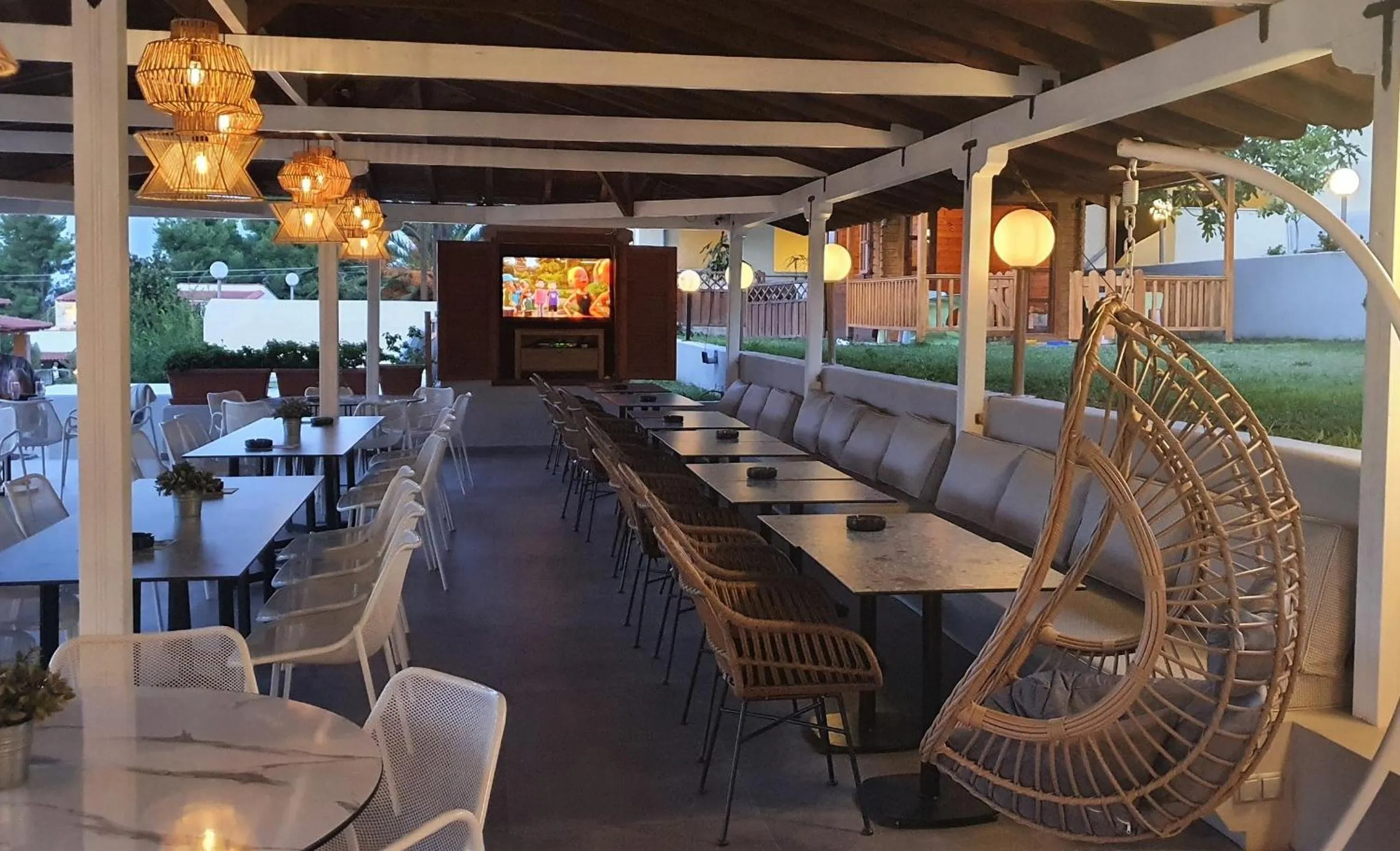 Restaurant/places to eat in Palladium Hotel