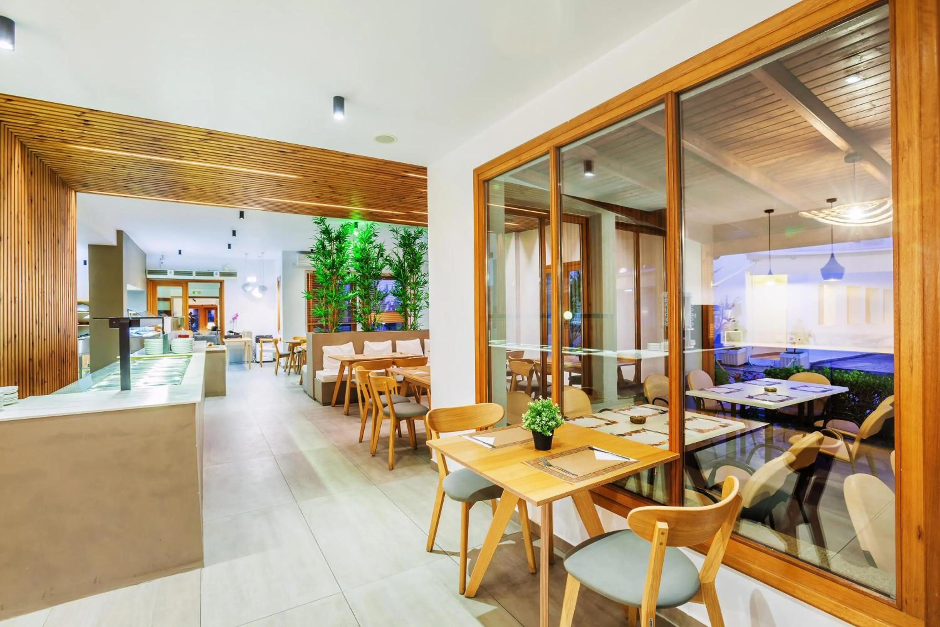 Restaurant/places to eat in Palladium Hotel