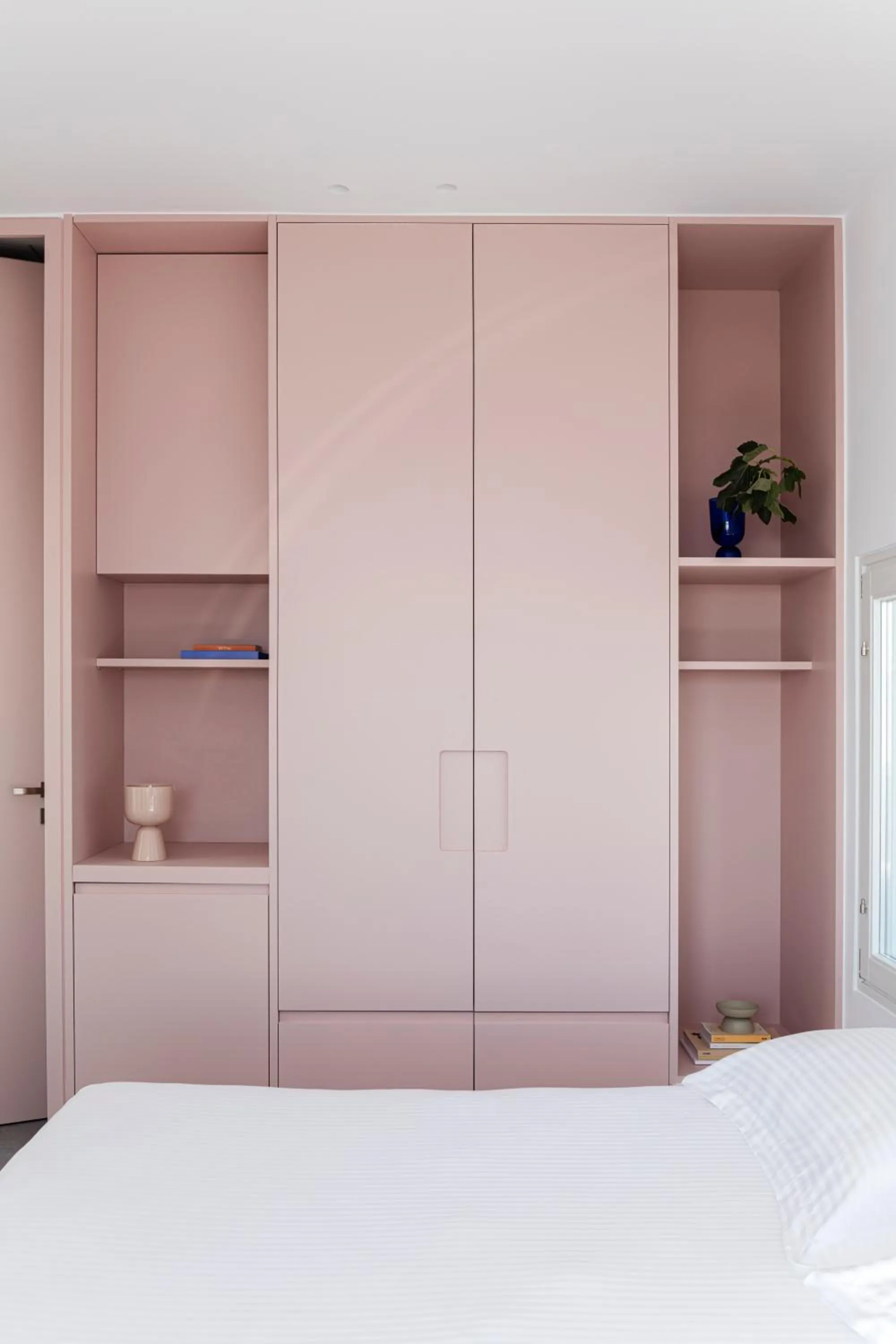 wardrobe, Bed in Neo Suites