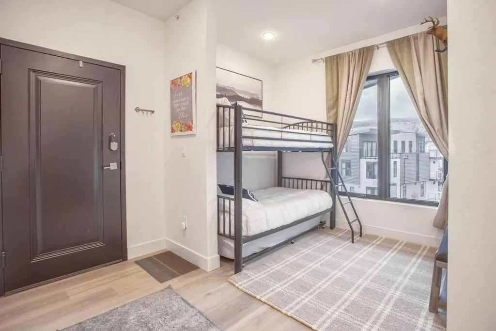 Bed in Cozy- Mountain Style - River View apartment - Colorado