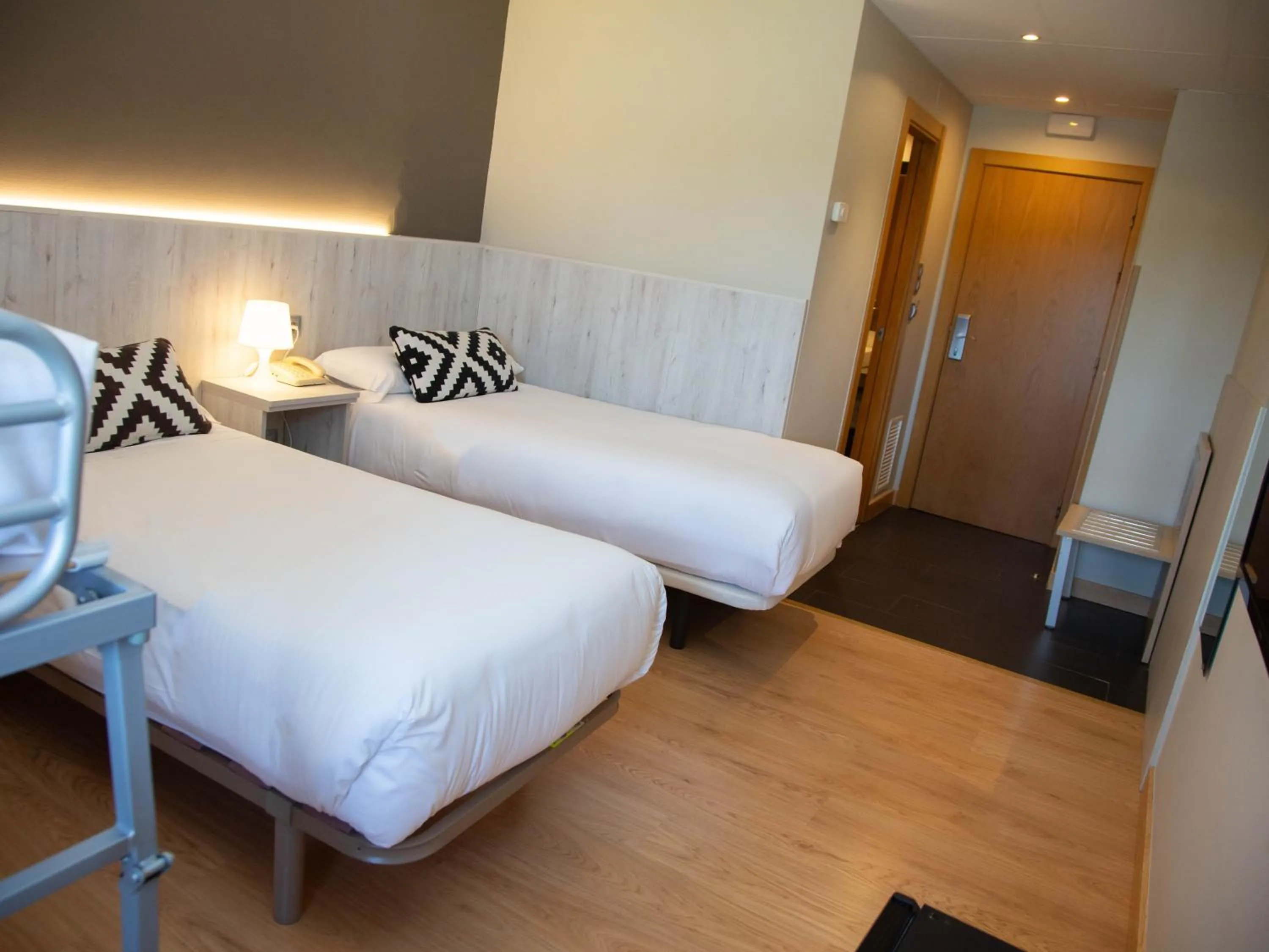 Shower, Bed in Hotel Restaurante Cadosa