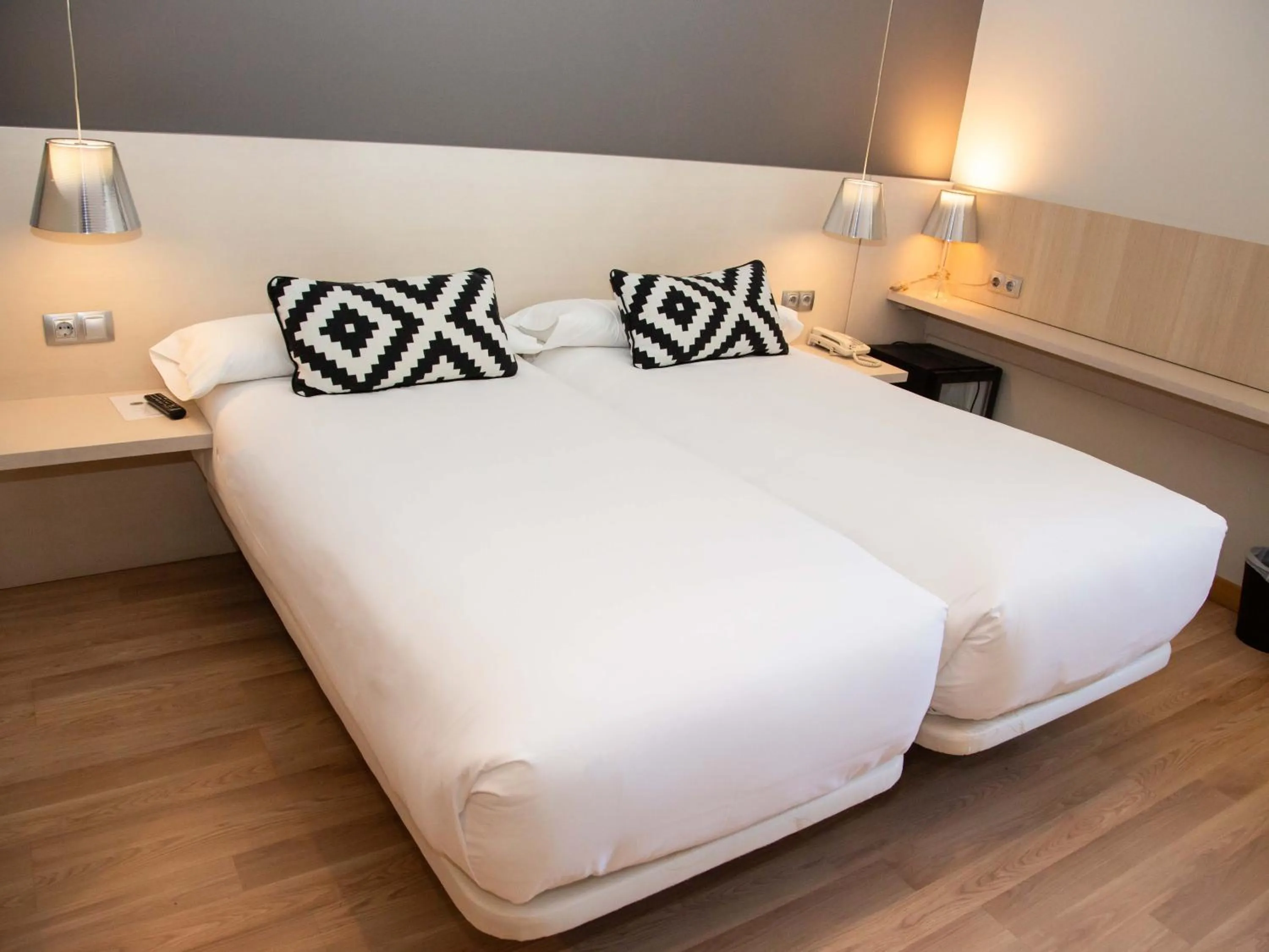 Shower, Bed in Hotel Restaurante Cadosa