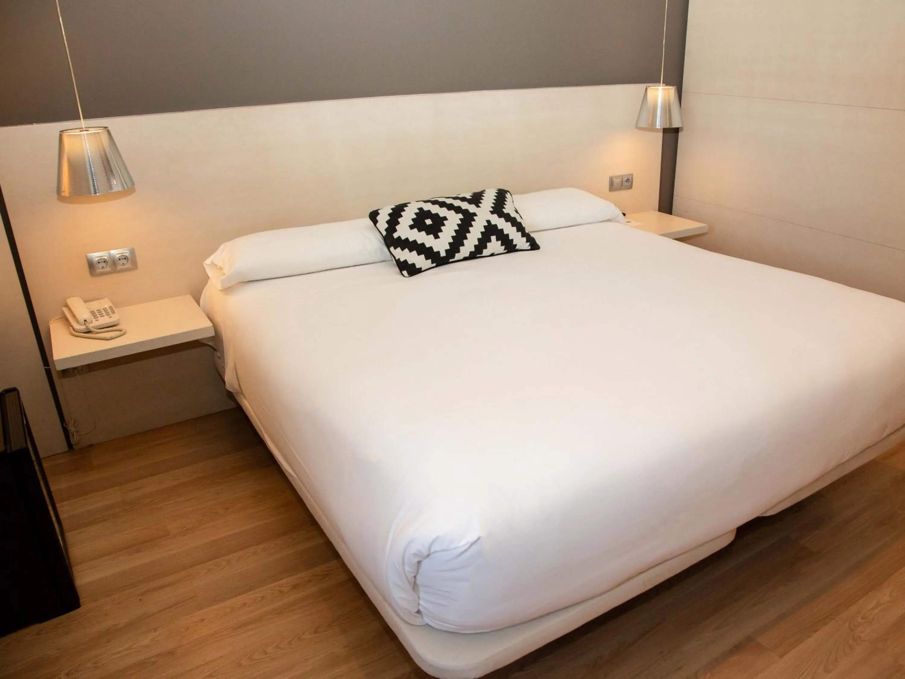 Shower, Bed in Hotel Restaurante Cadosa