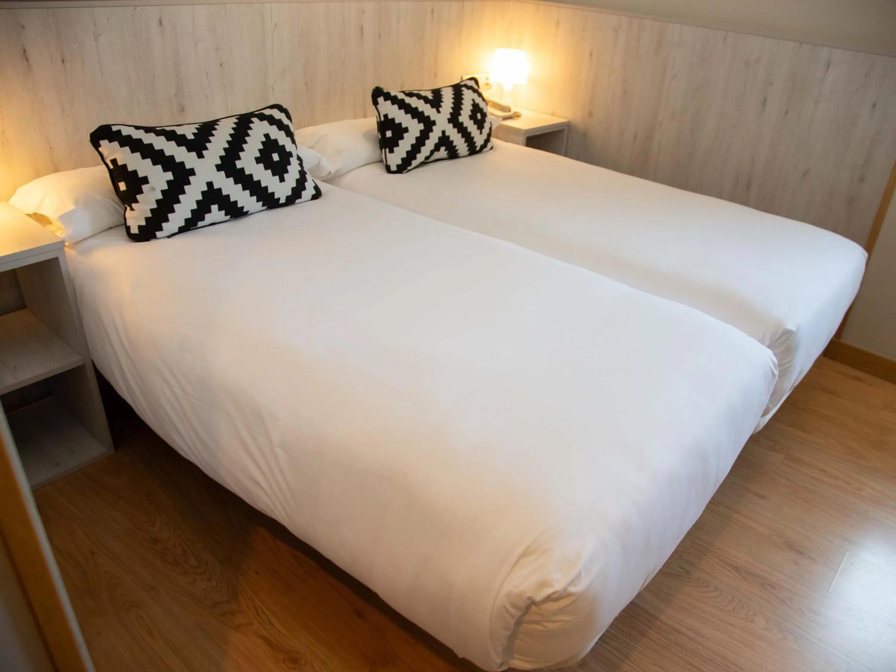 Shower, Bed in Hotel Restaurante Cadosa