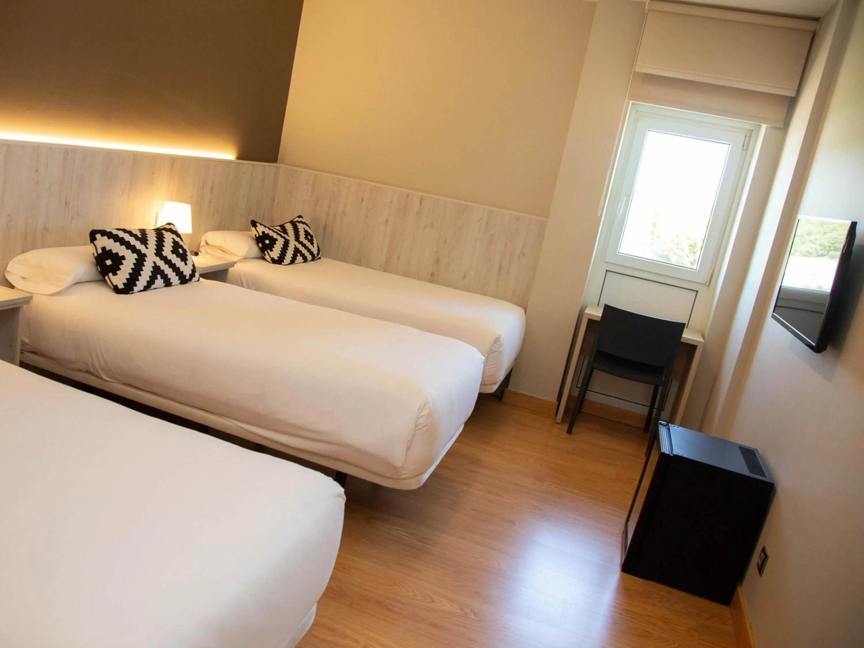 Shower, Bed in Hotel Restaurante Cadosa