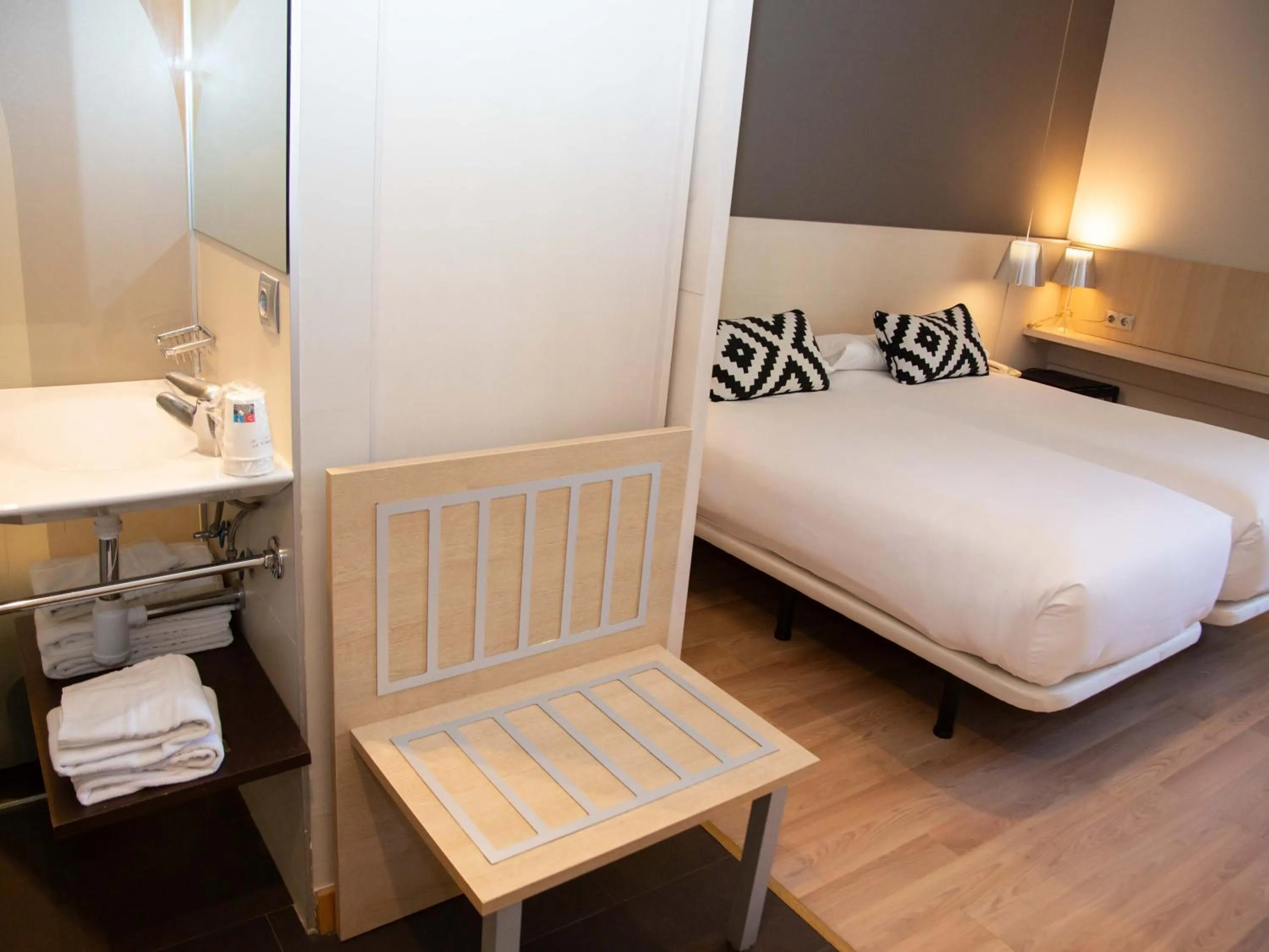 Shower, Bed in Hotel Restaurante Cadosa