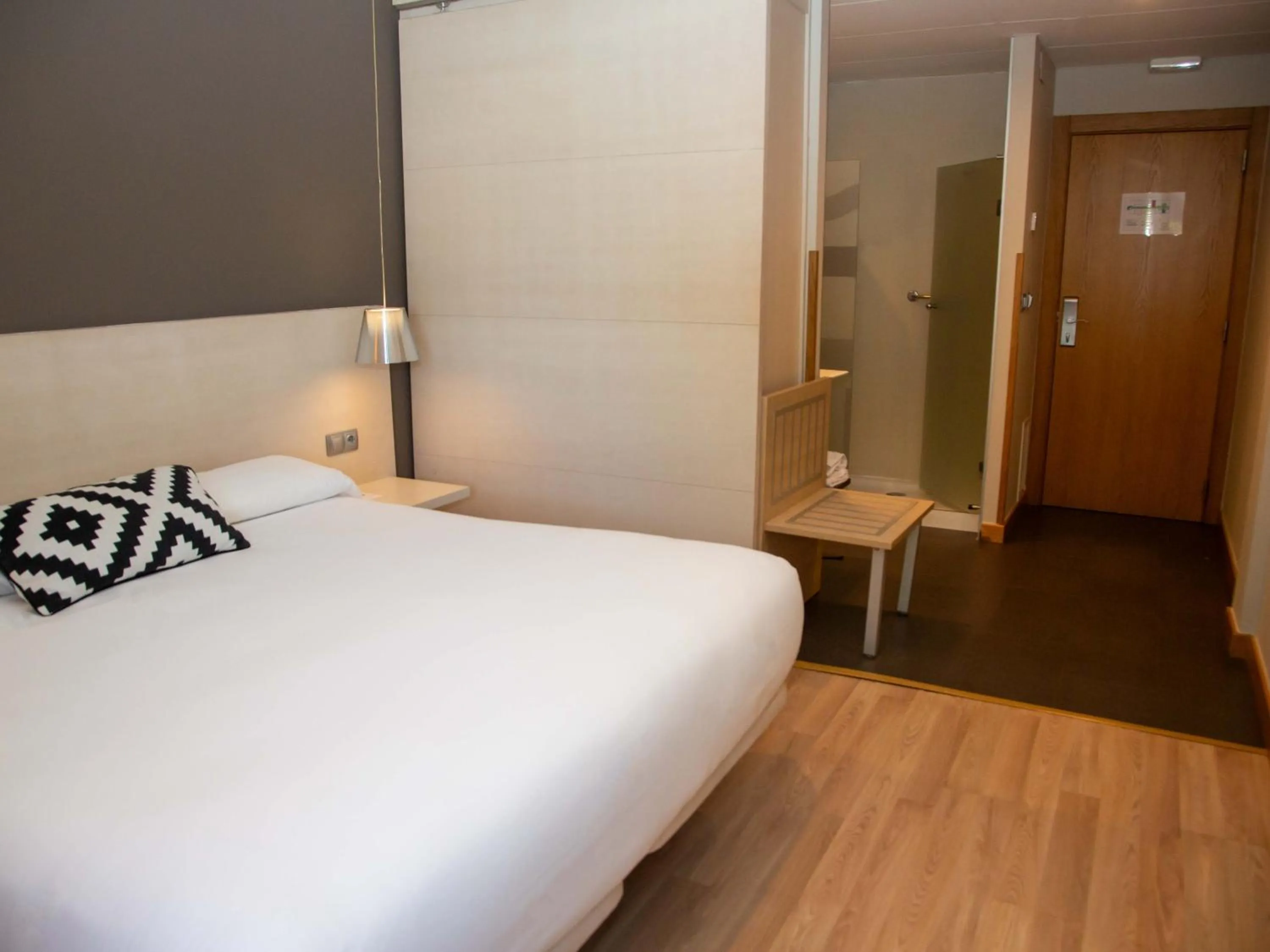 Shower, Bed in Hotel Restaurante Cadosa