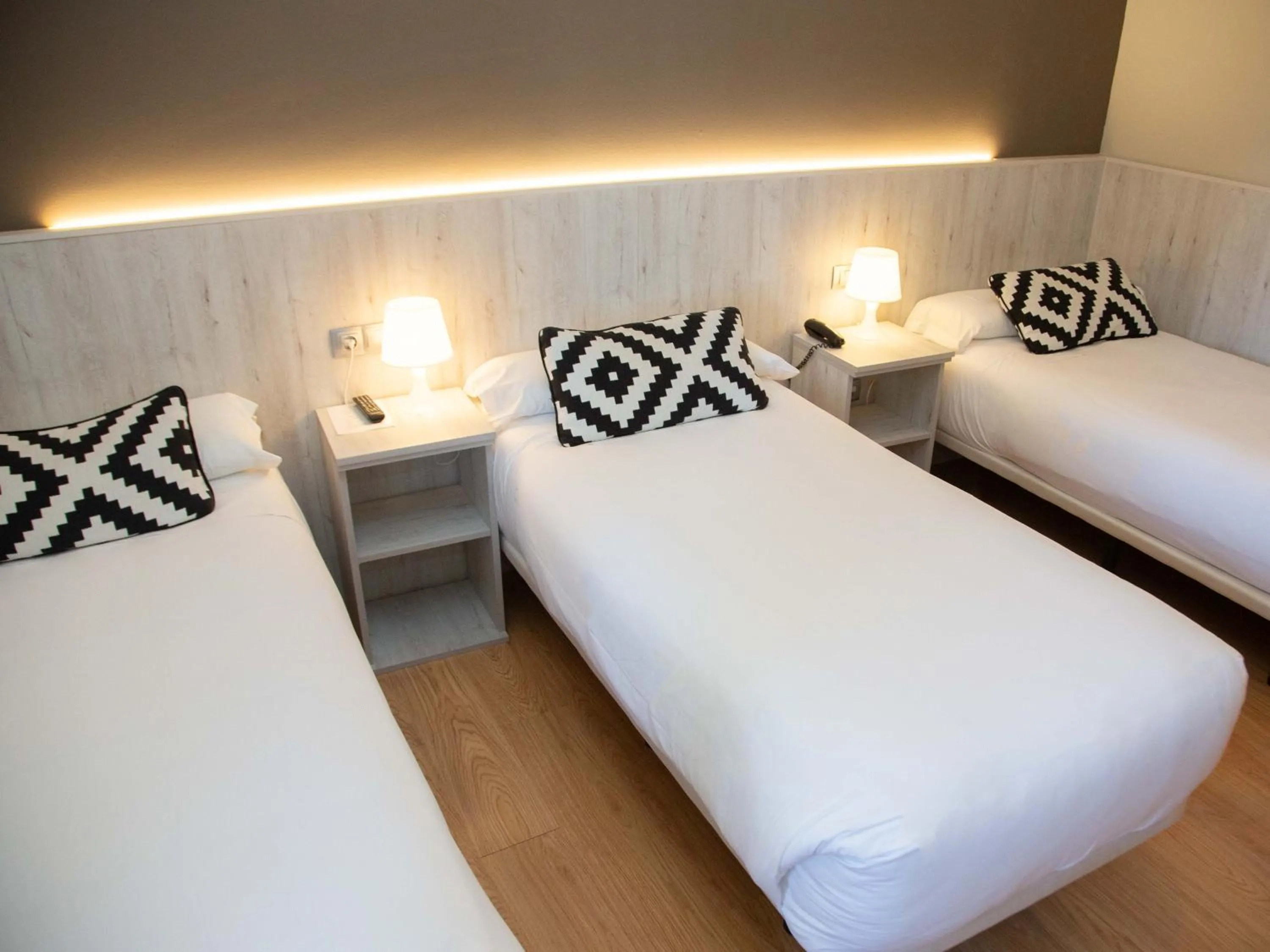 Shower, Bed in Hotel Restaurante Cadosa