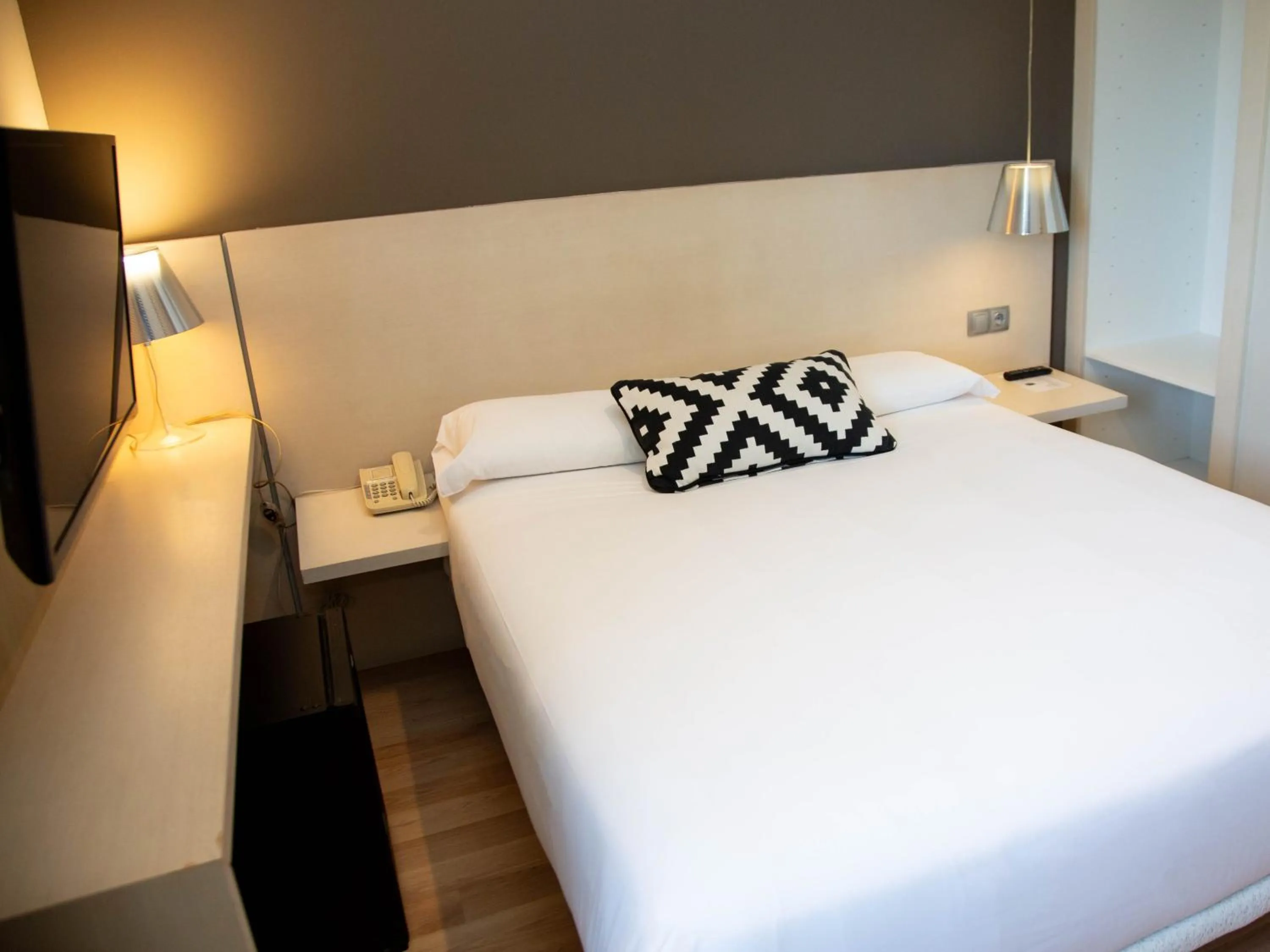 Shower, Bed in Hotel Restaurante Cadosa