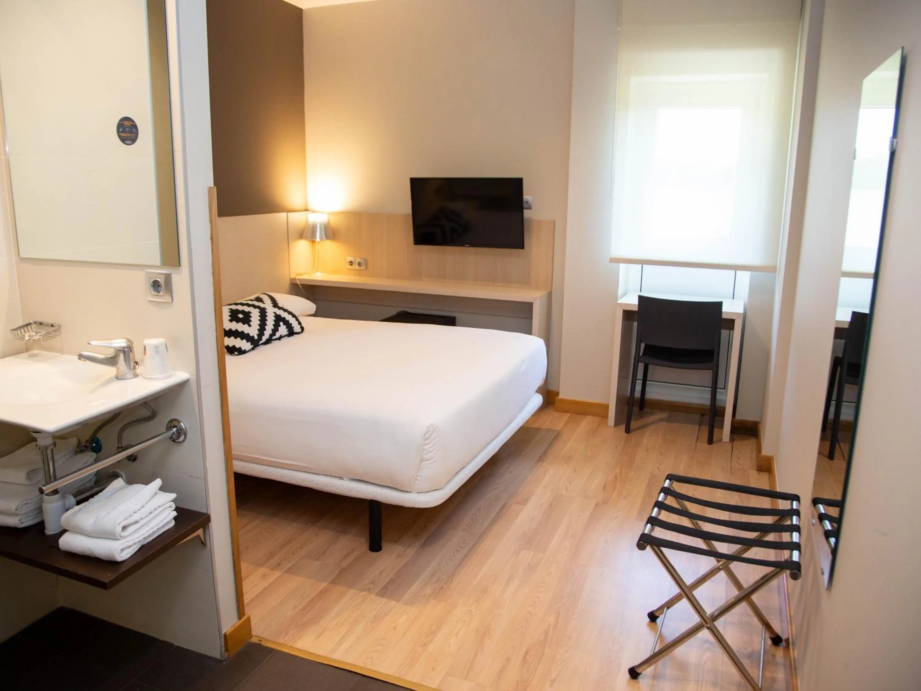 Shower, Bed in Hotel Restaurante Cadosa