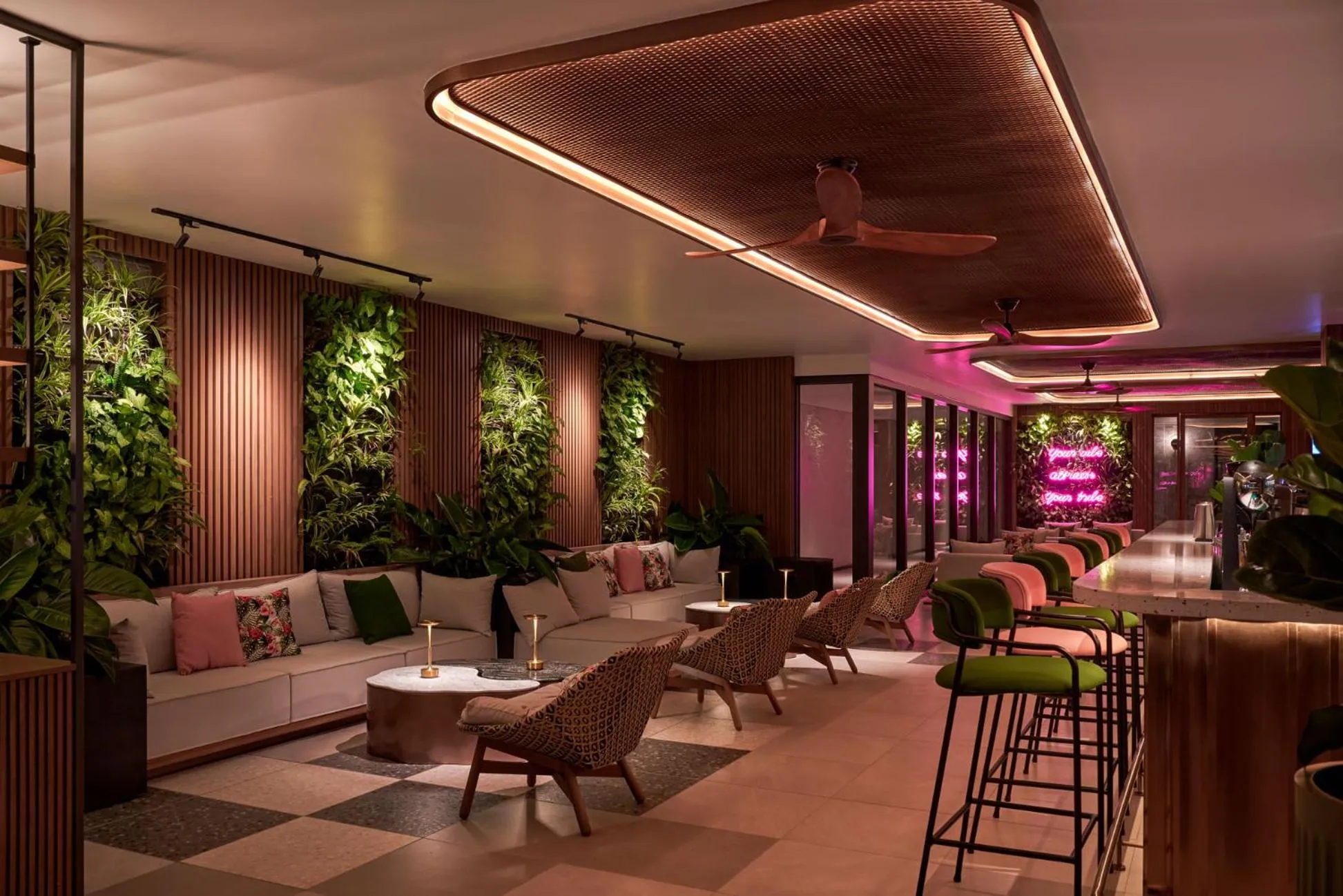 Lounge or bar in The Yacht Hotel by DC