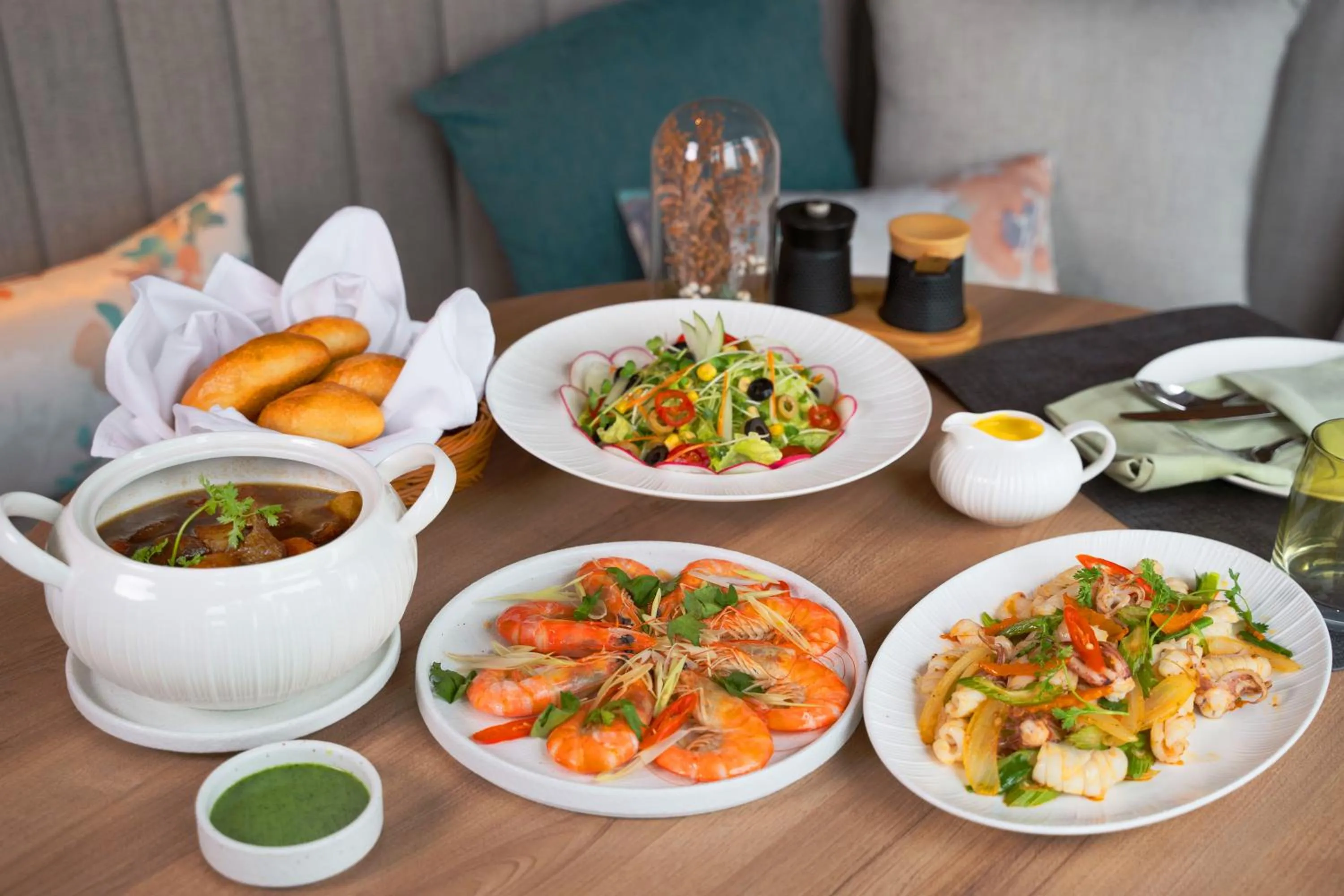 Restaurant/places to eat in The Yacht Hotel by DC