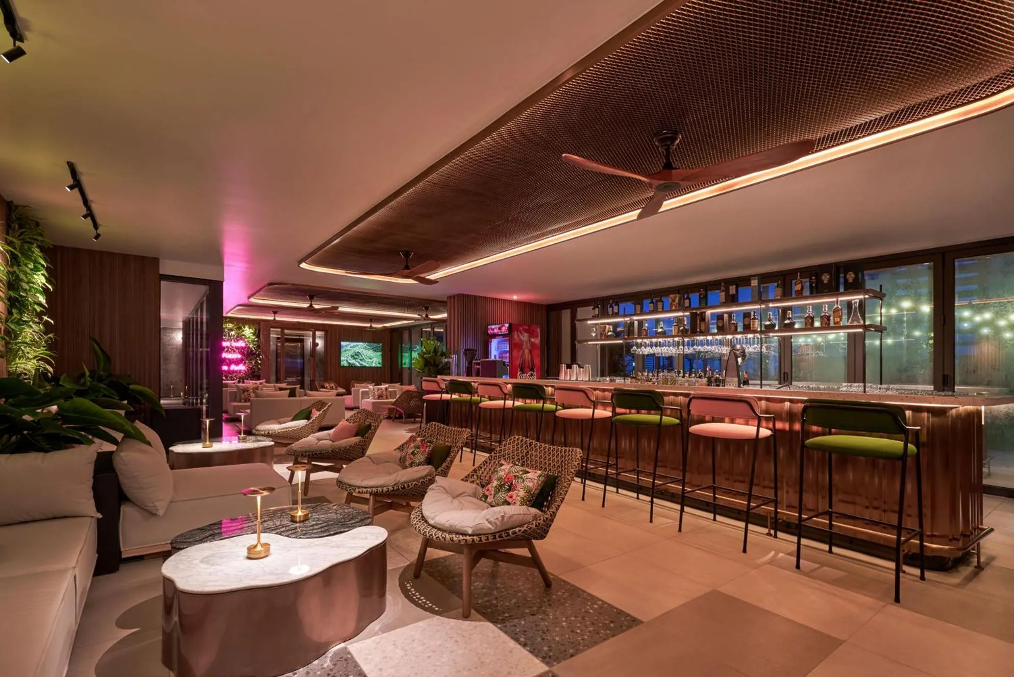 Lounge or bar in The Yacht Hotel by DC