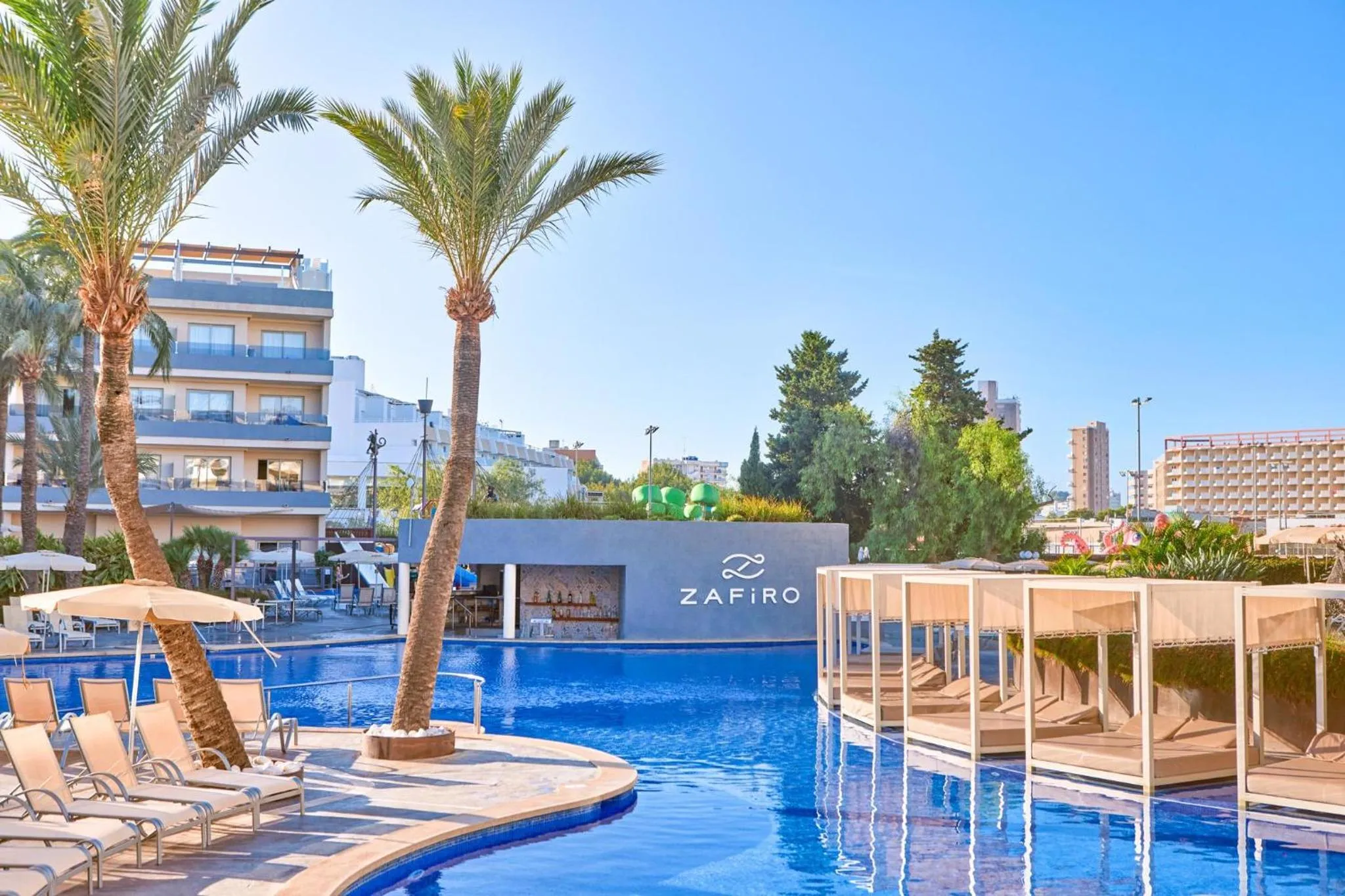 Swimming pool in Zafiro Palmanova