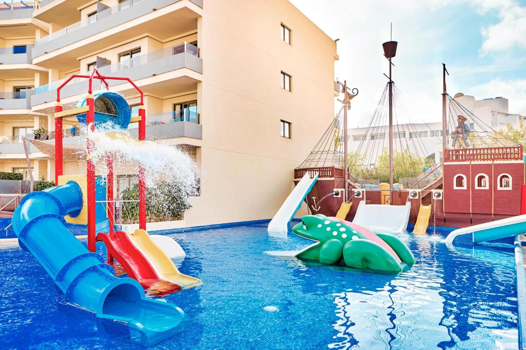 Swimming pool in Zafiro Palmanova