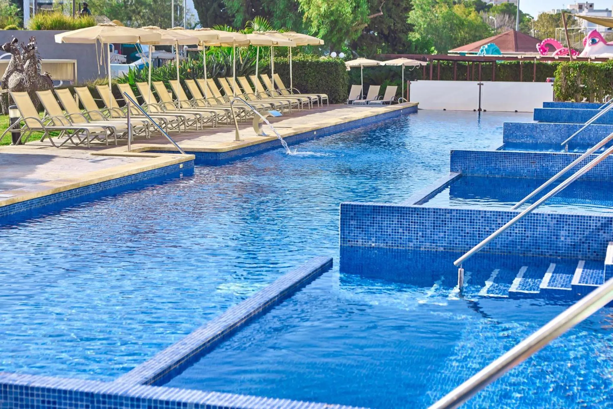 Swimming pool in Zafiro Palmanova