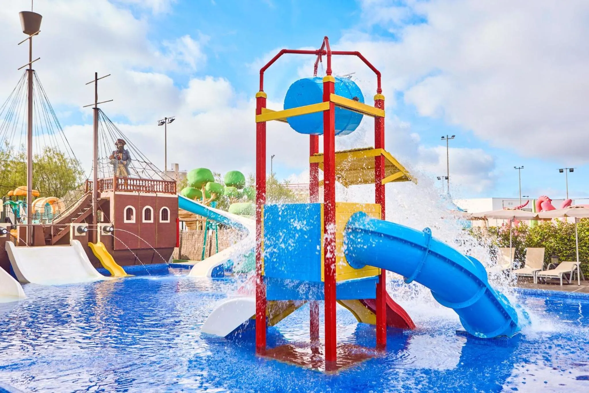 Swimming pool in Zafiro Palmanova