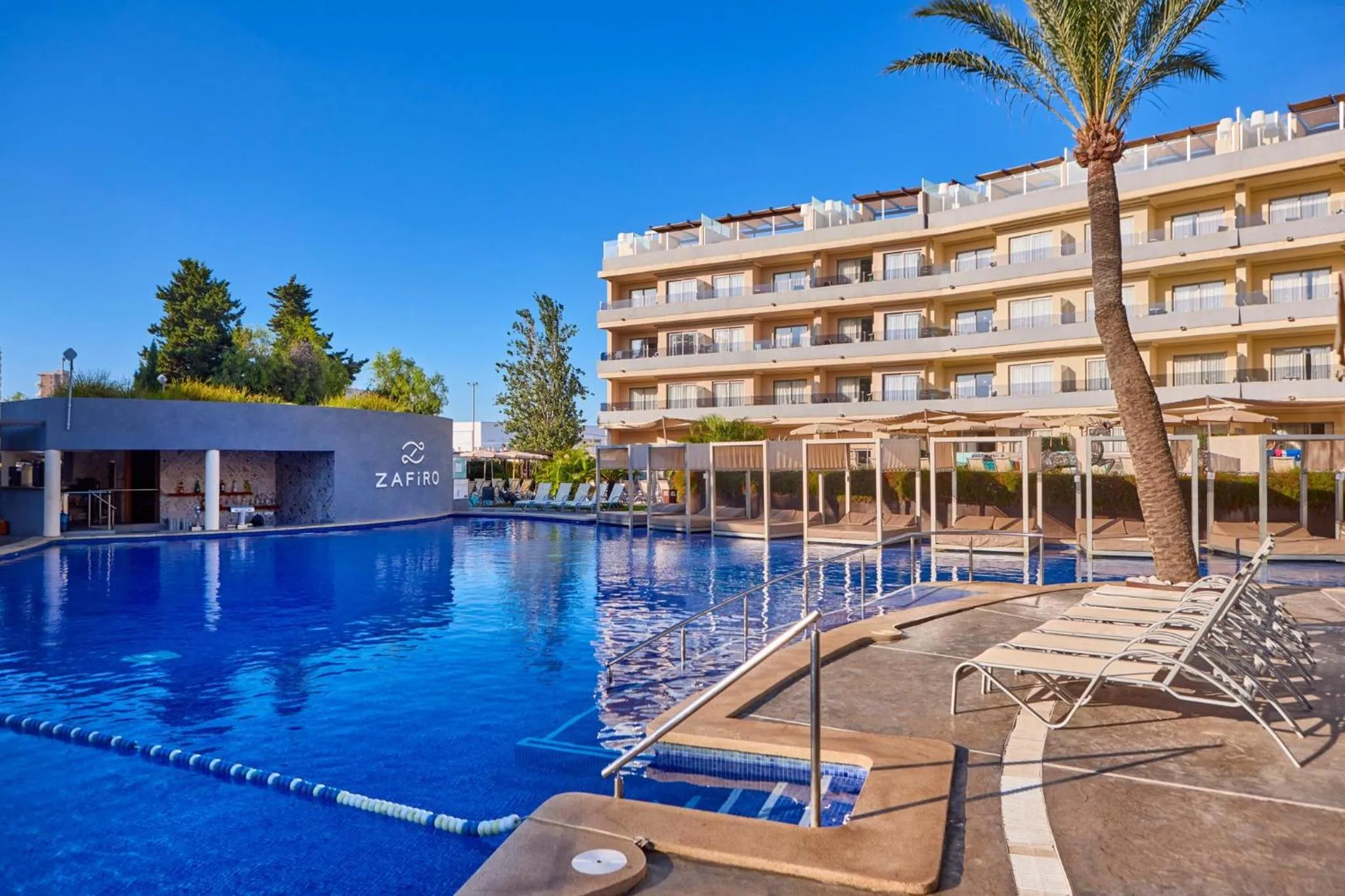 Swimming pool in Zafiro Palmanova
