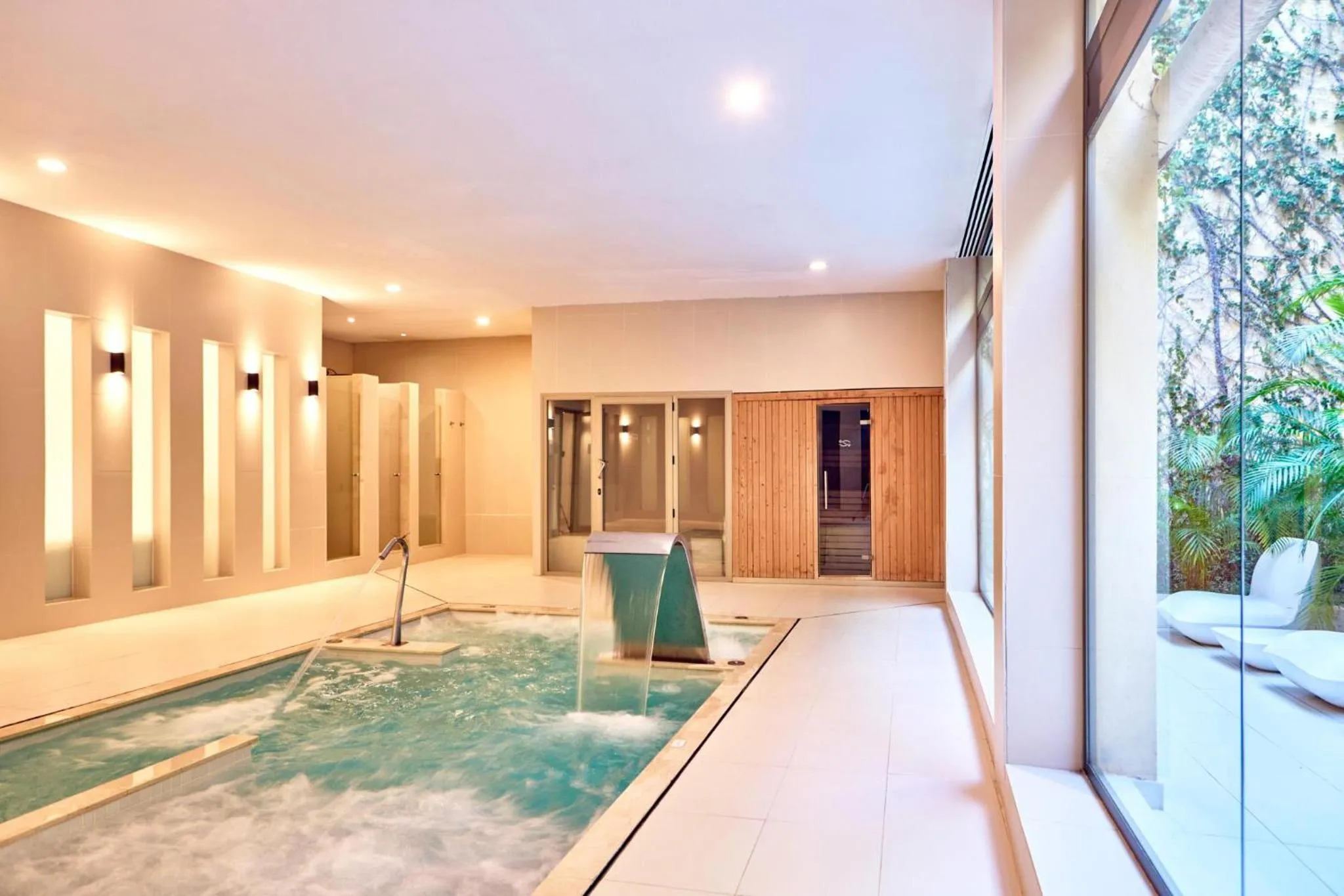 Swimming pool in Zafiro Palmanova