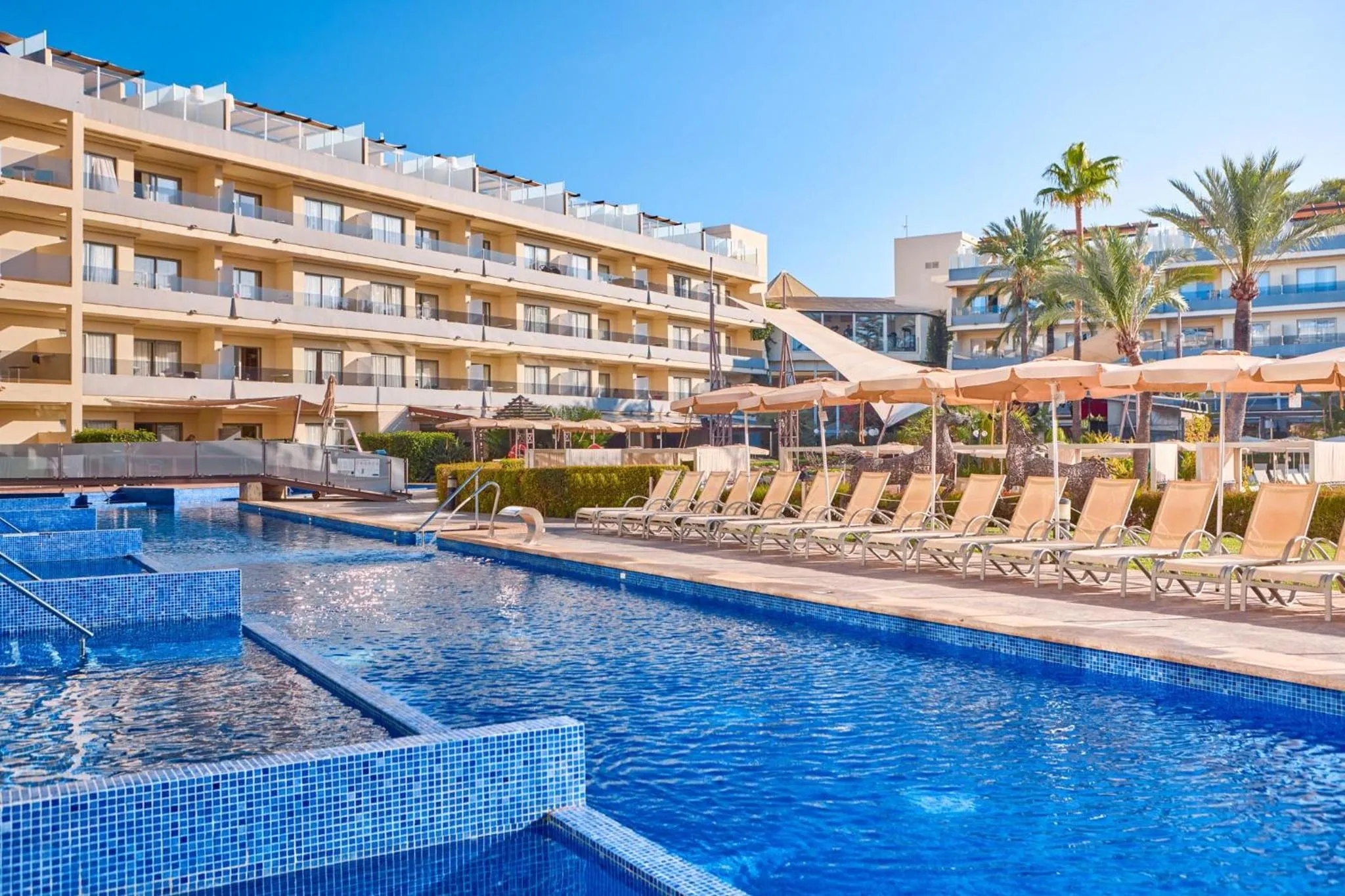 Swimming pool in Zafiro Palmanova