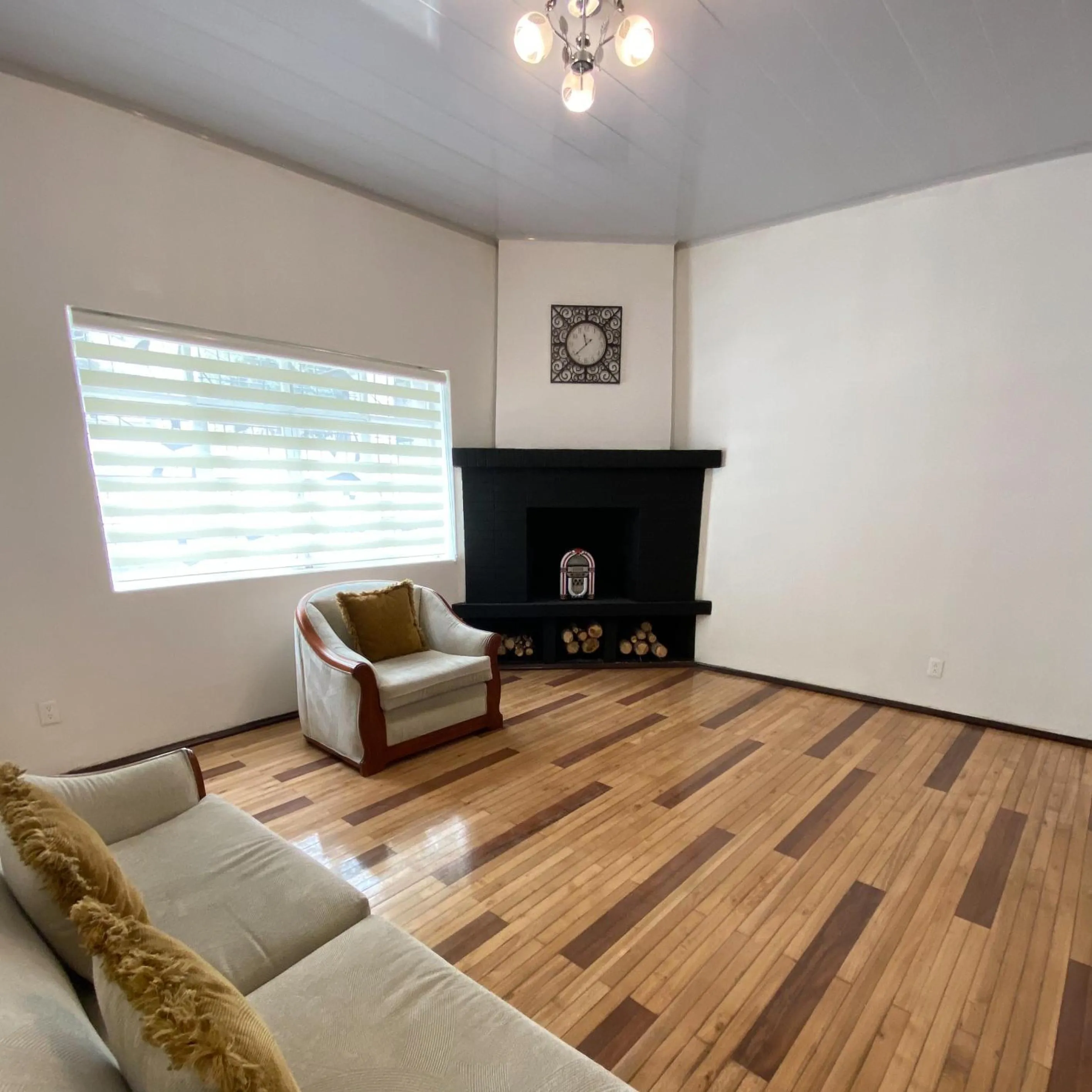 Communal lounge/ TV room in Casa Balthazar Hostel