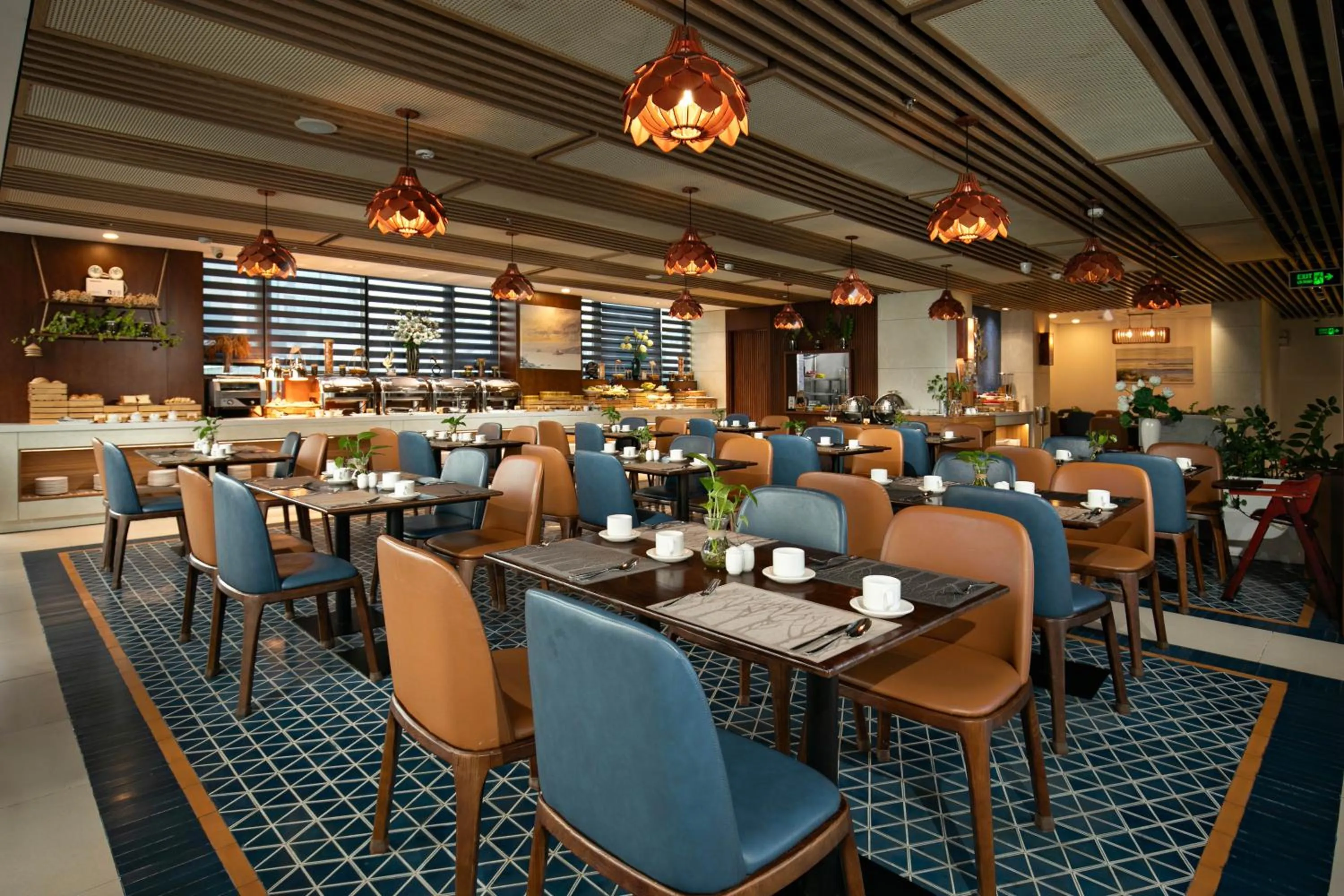 Restaurant/places to eat in Mangata Beachfront Hotel - Rooftop Bar Sea View