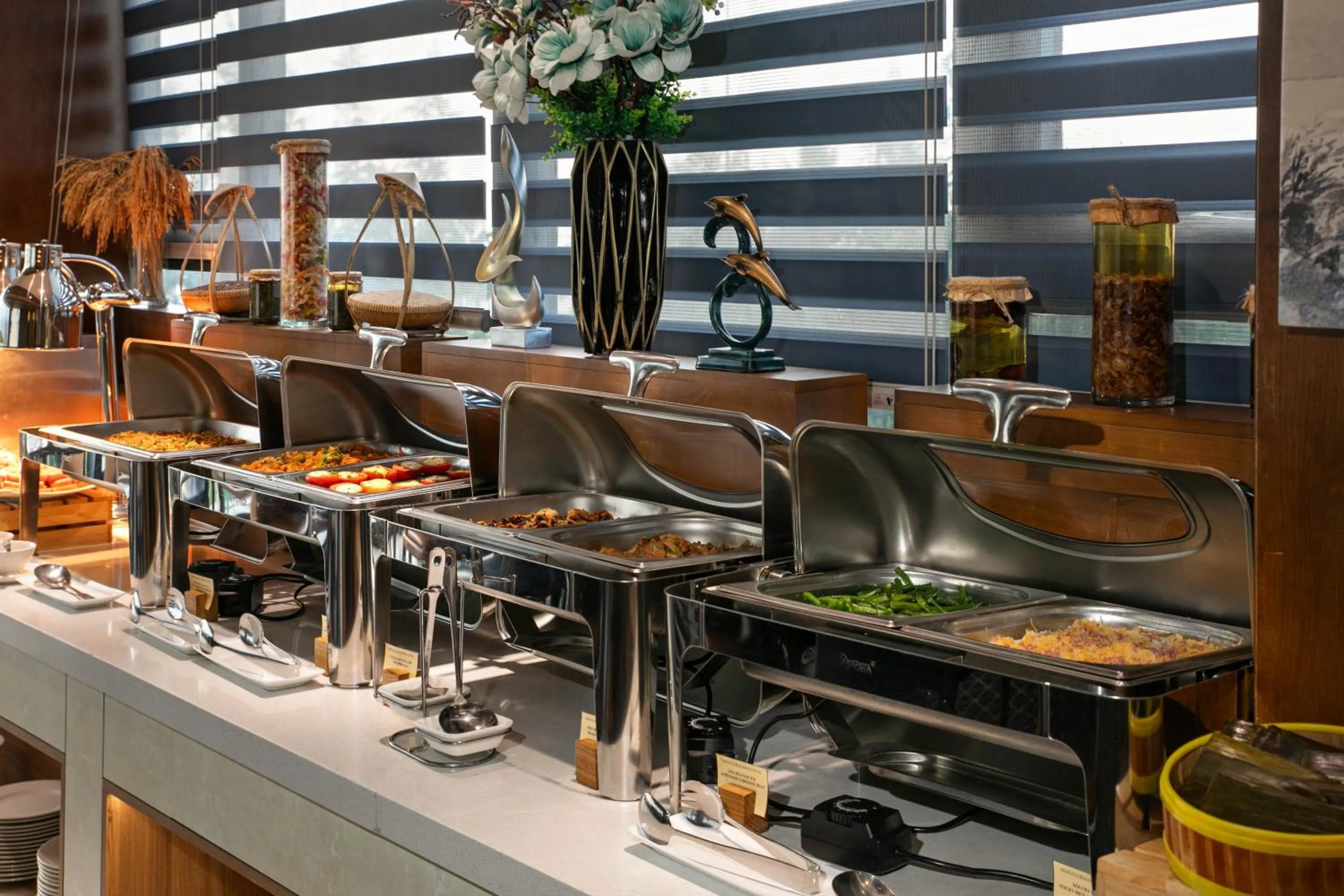 Restaurant/places to eat in Mangata Beachfront Hotel - Rooftop Bar Sea View